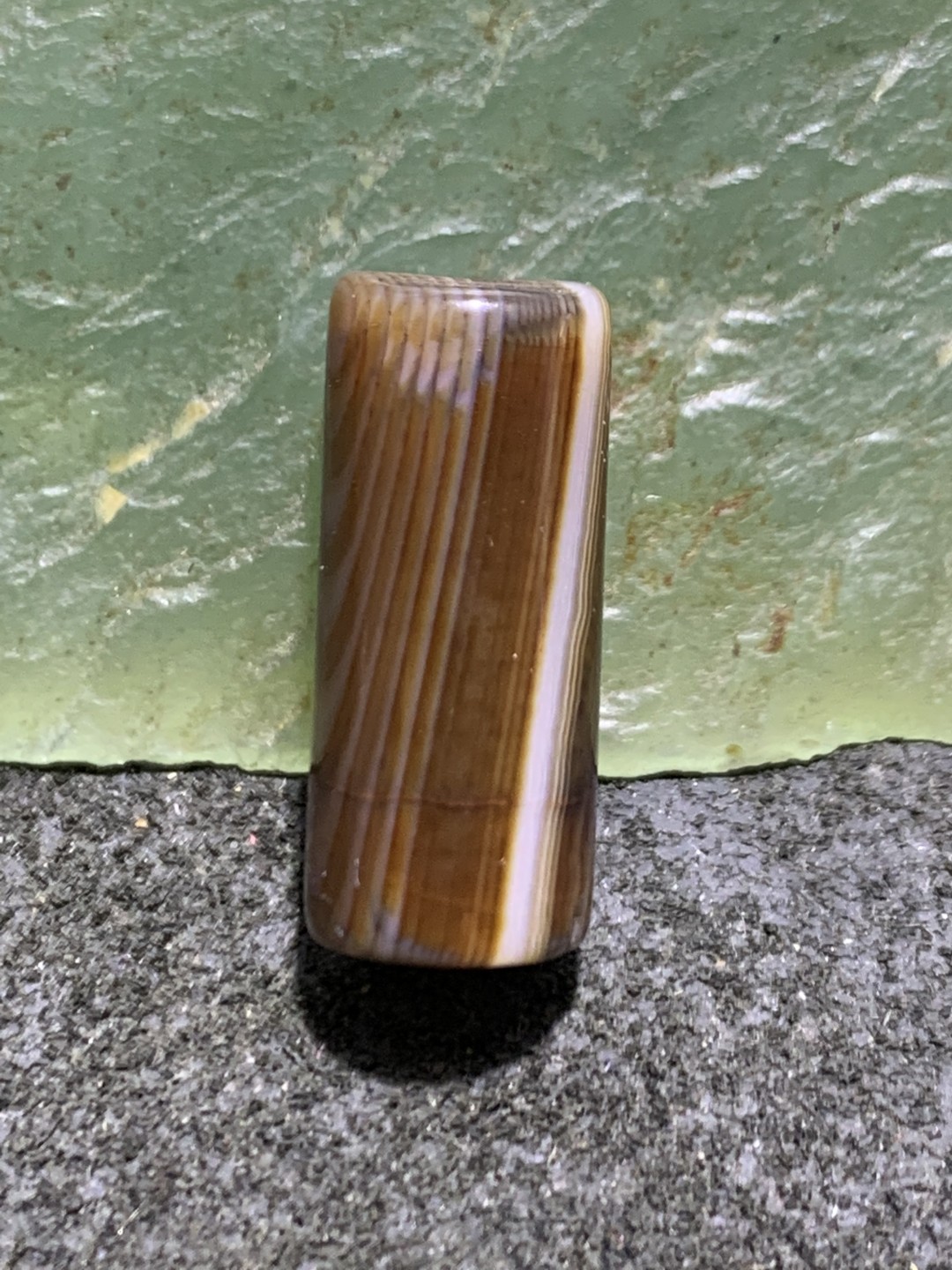 千层纹缠丝玛瑙通货直桶，随形桶珠一个，