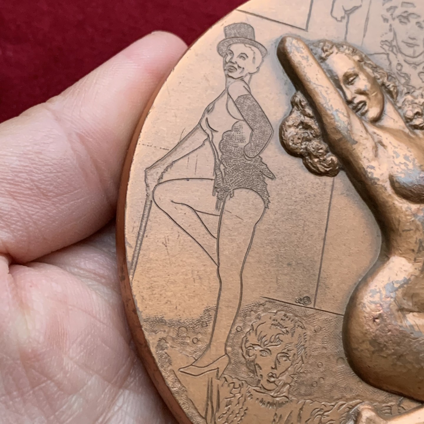 《竞宝斋》第113场-周日，周一 ，2场连拍（全场包邮） 玛丽莲.梦露纪念大铜章，90mm巨大尺寸，精美超高浮雕。巴黎造币厂出品，紫铜限量版，发行仅100枚，此枚编号67。铭刻记录下的美人，绝代风华