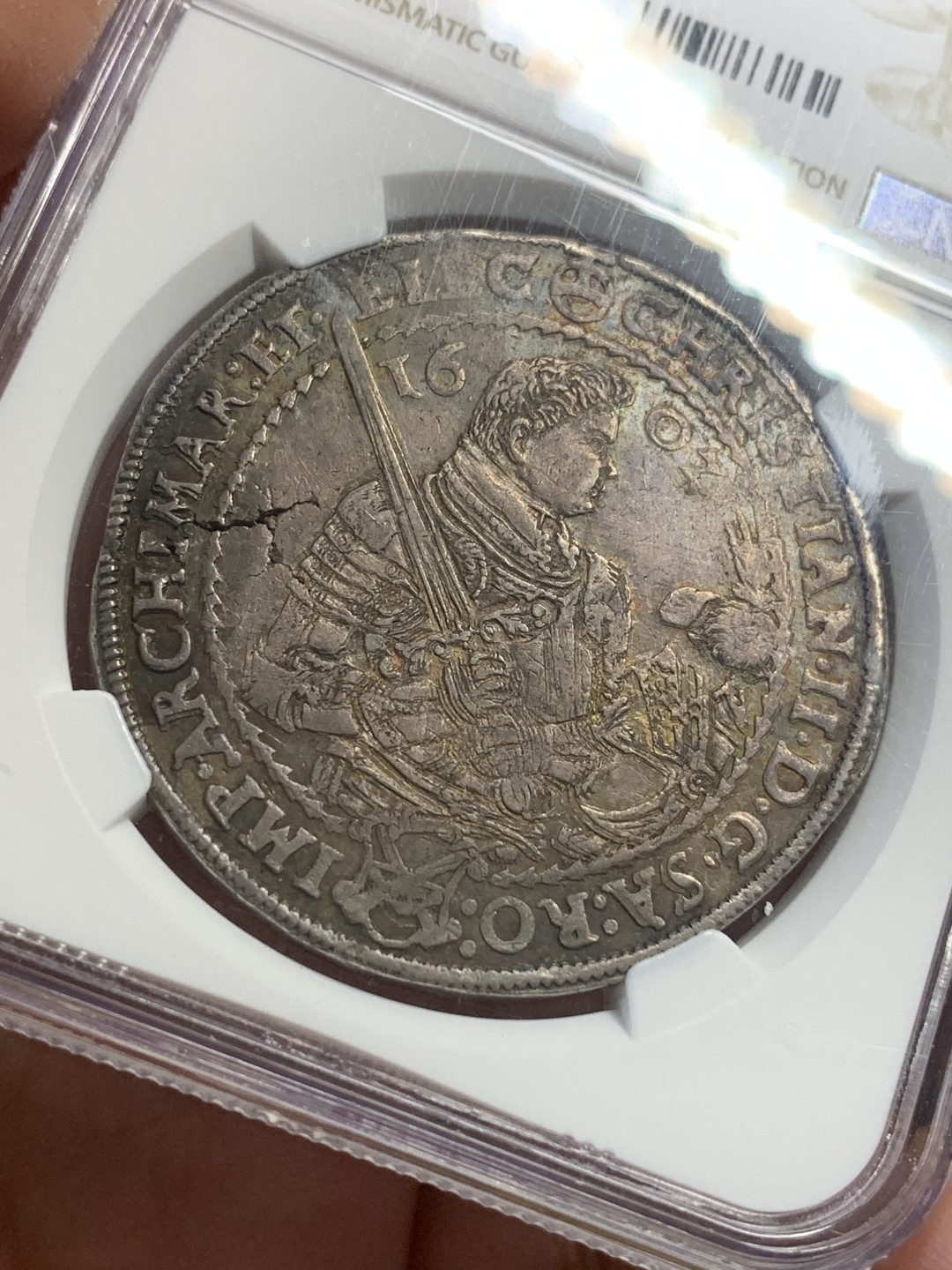 《竞宝斋》第113场-周日，周一 ，2场连拍（全场包邮） NGC AU50德国萨克森1602年三兄弟武士剑老泰勒 银币 深彩包浆细节非常好