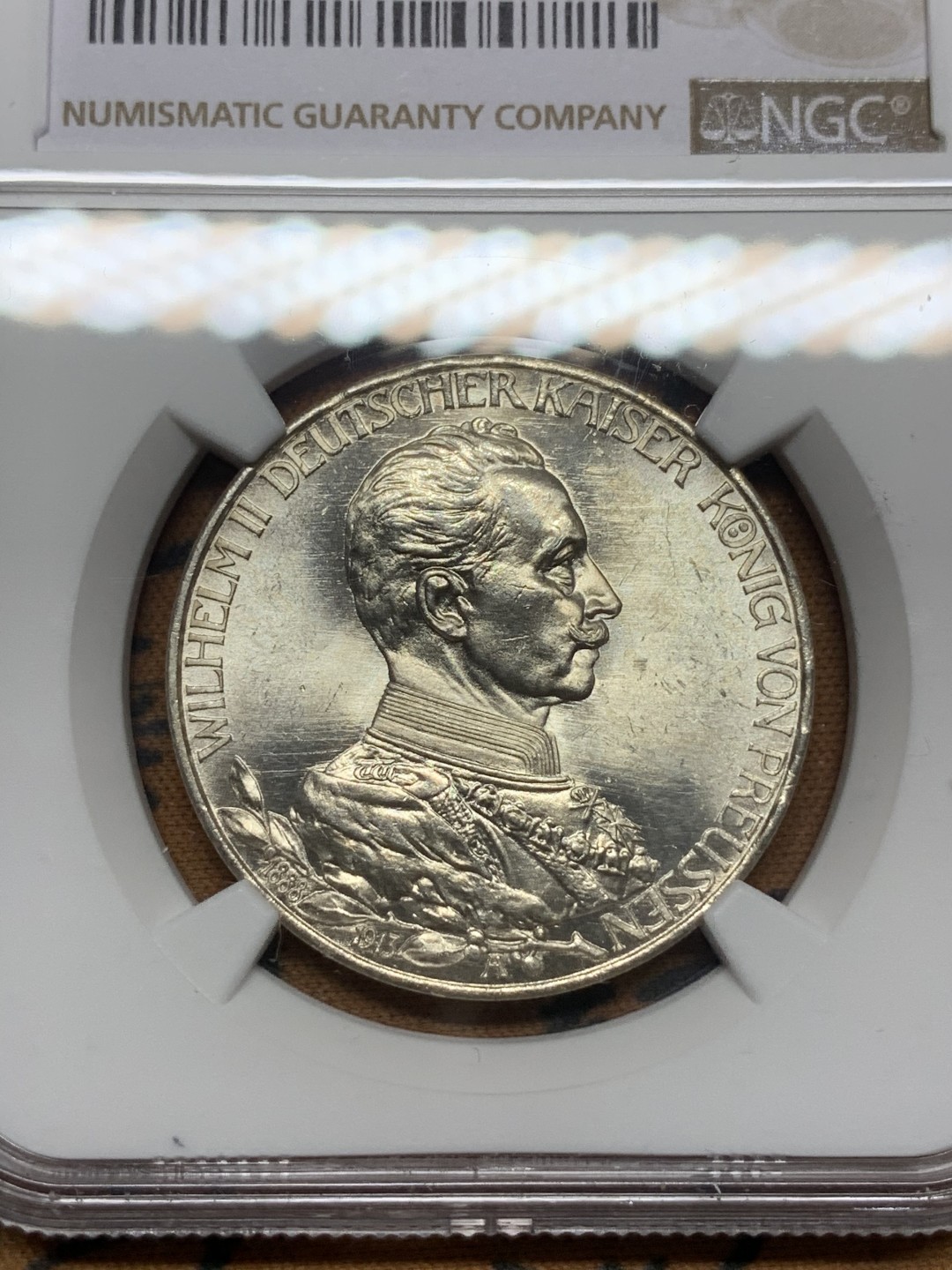 《竞宝斋》第113场-周日，周一 ，2场连拍（全场包邮） NGC-MS63 德国普鲁士 1913年 军装版威廉二世 3马克银币 原光好品 一流的状态