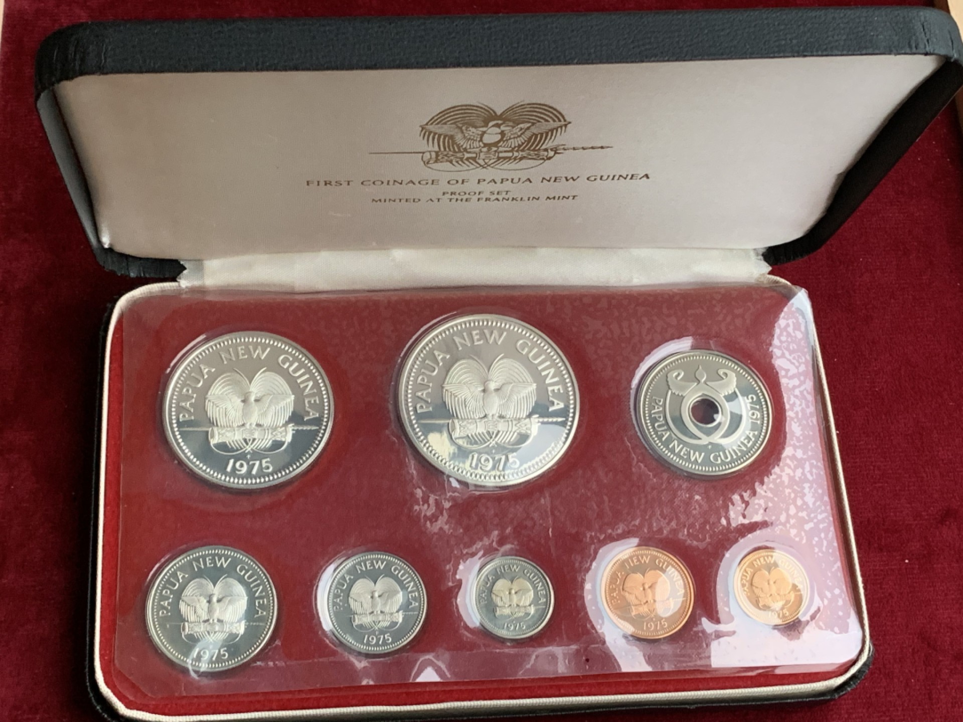 《竞宝斋》第113场-周日，周一 ，2场连拍（全场包邮） 巴布新几内亚   1975年 8枚精制套币 含两枚K5/K10 69.2g 超大银币 原盒原证书