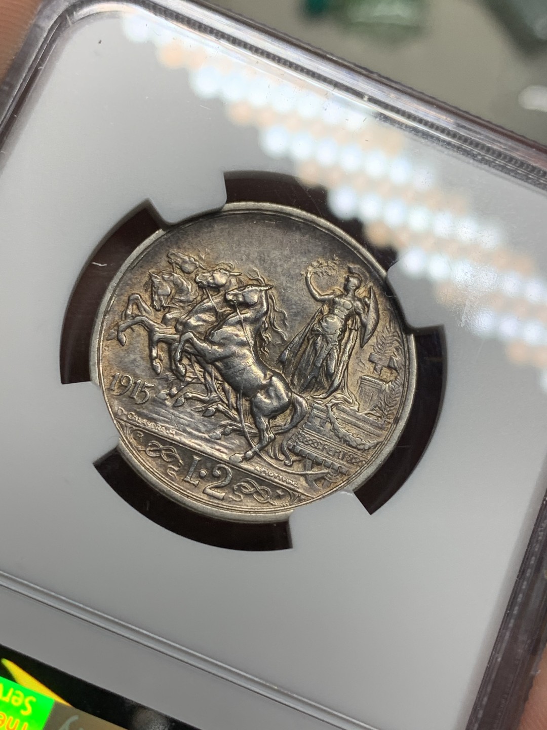 《竞宝斋》第113场-周日，周一 ，2场连拍（全场包邮） NGC AU53 意大利 1915年 马车2里拉 银币 原味包浆 正面盒子右下缘有损