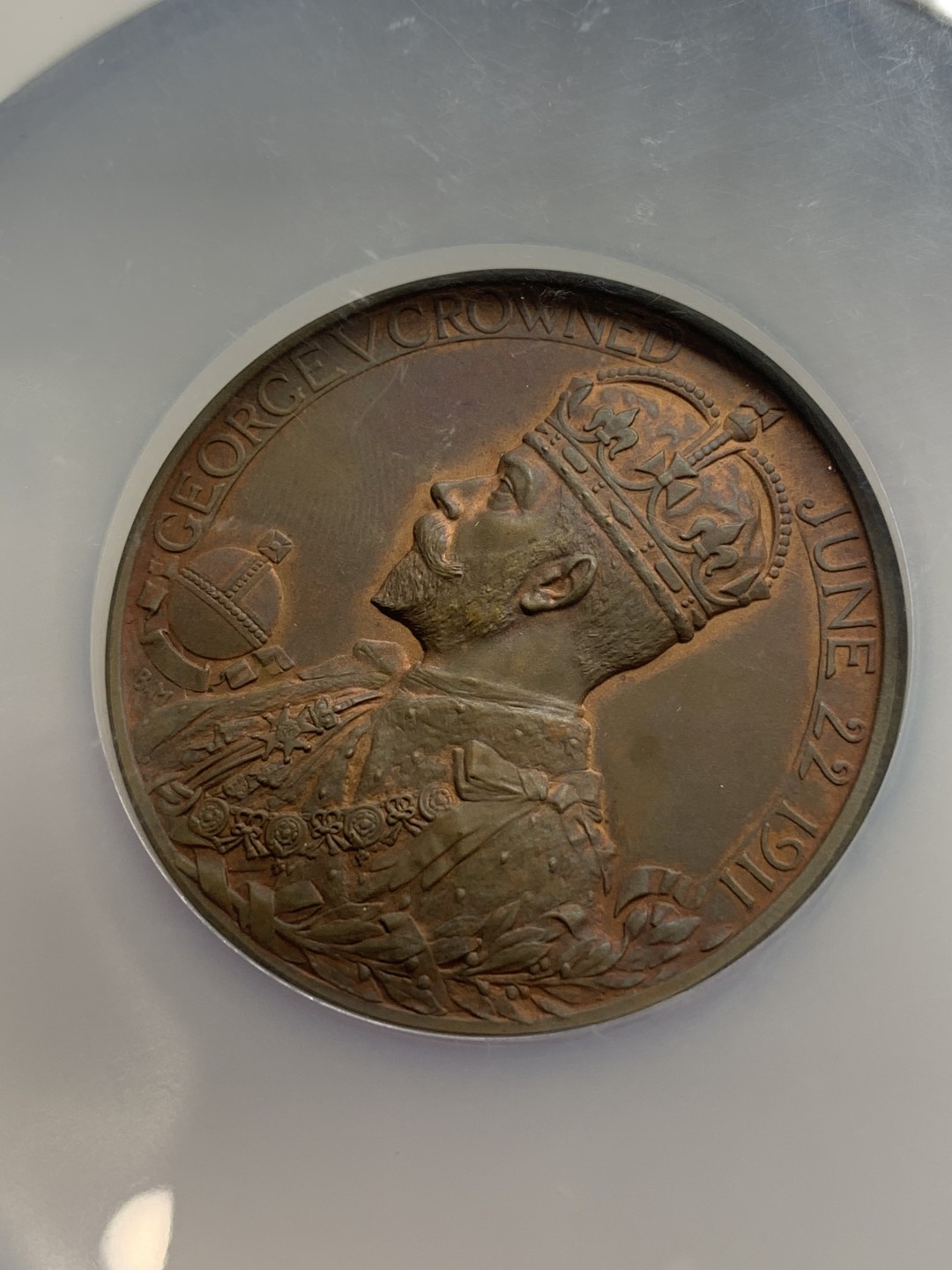 《竞宝斋》第113场-周日，周一 ，2场连拍（全场包邮） NGC-MS62 1911年英国乔治五世加冕纪念章带原盒，状态好，有点低评 大盒封装