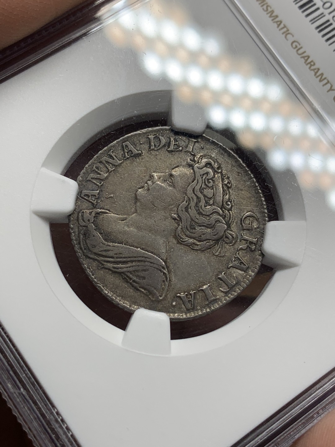 《竞宝斋》第113场-周日，周一 ，2场连拍（全场包邮） NGC-XF40 英国 1711年 安妮女王1先令银币 女王发丝细节尚存，图案文字打制清晰。18年P盒同分sbp含佣204美元成交，英系经典品种