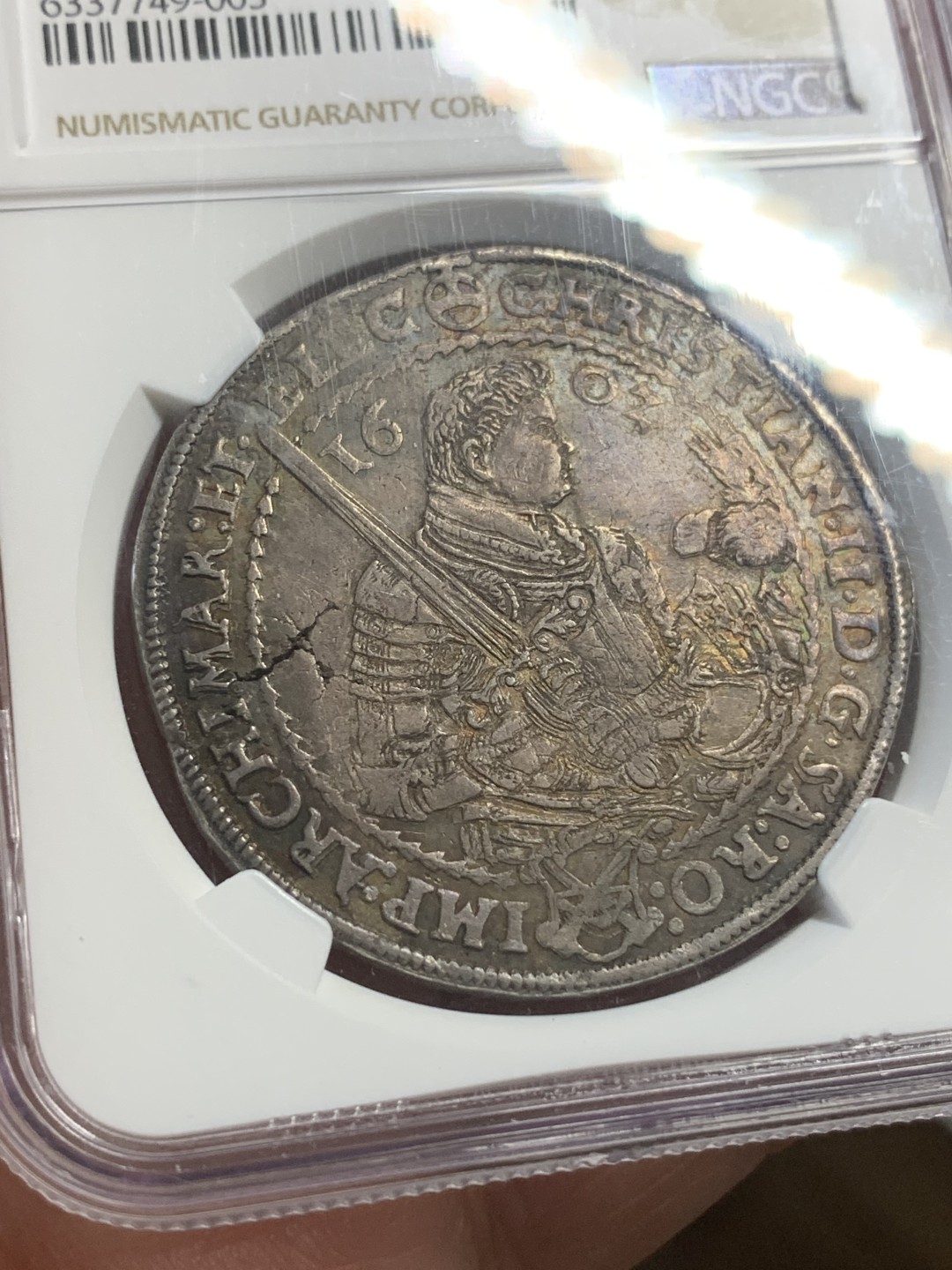 《竞宝斋》第113场-周日，周一 ，2场连拍（全场包邮） NGC AU50德国萨克森1602年三兄弟武士剑老泰勒 银币 深彩包浆细节非常好