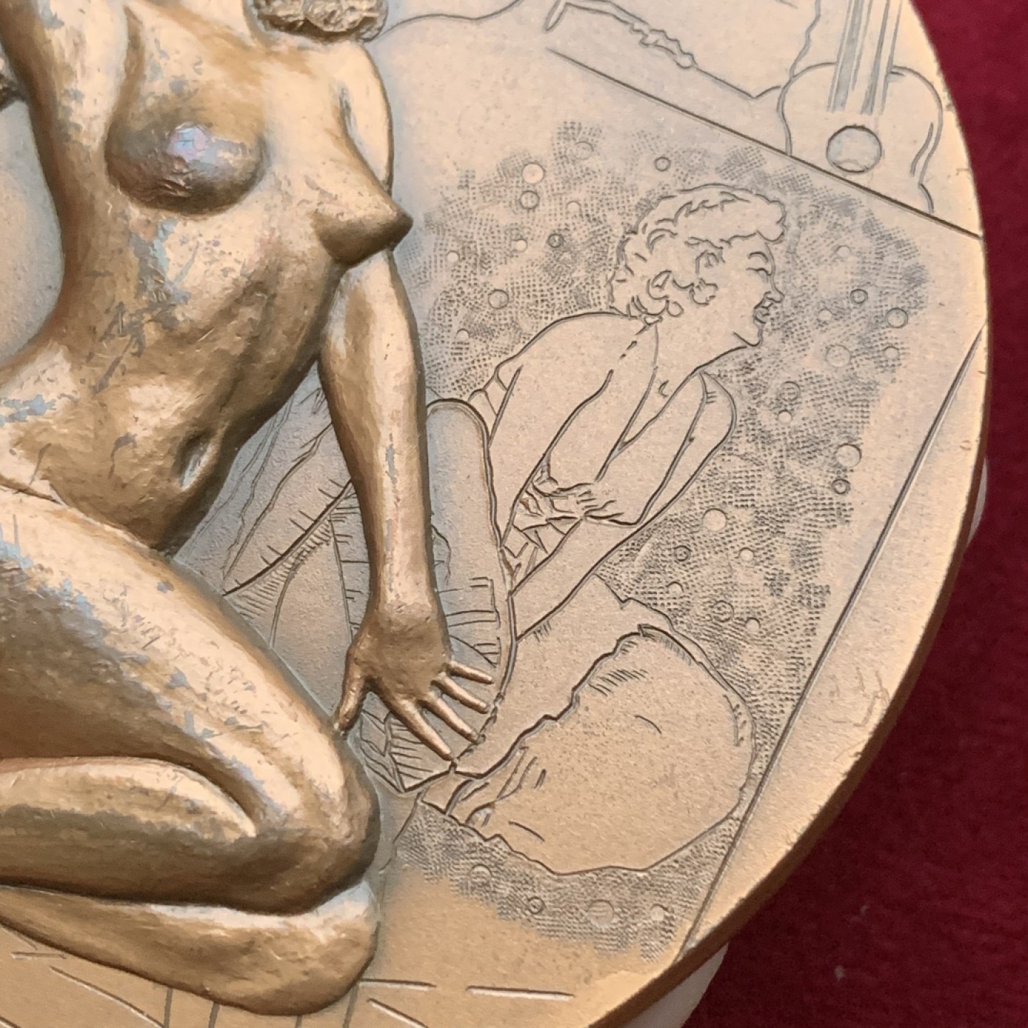 《竞宝斋》第113场-周日，周一 ，2场连拍（全场包邮） 玛丽莲.梦露纪念大铜章，90mm巨大尺寸，精美超高浮雕。巴黎造币厂出品，紫铜限量版，发行仅100枚，此枚编号67。铭刻记录下的美人，绝代风华