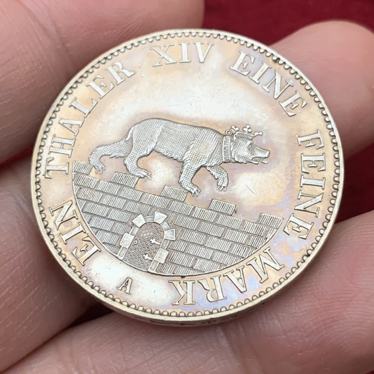 《竞宝斋》第113场-周日，周一 ，2场连拍（全场包邮） 德国 1852年 小熊爬墙1泰勒大银币（比较好的年份，铸造量仅1万枚） 热门品种，整体细节很棒