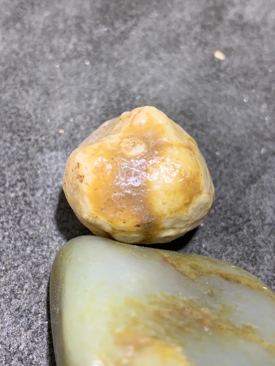 精美戈壁高玉化鱼籽纹筋脉石原石一颗，