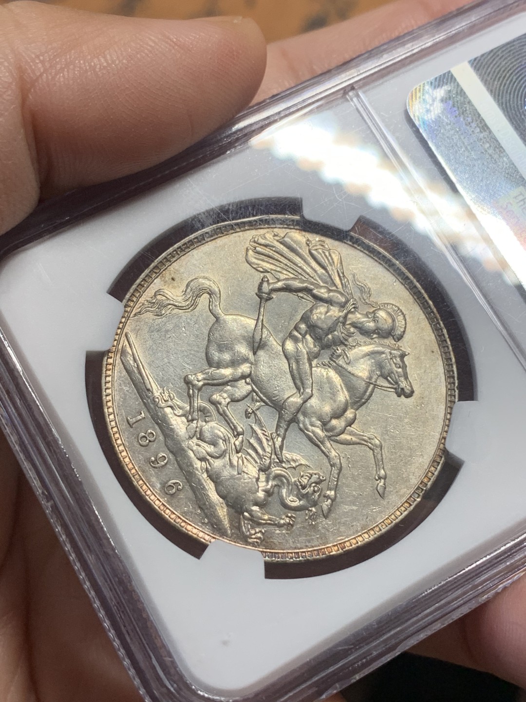 《竞宝斋》第113场-周日，周一 ，2场连拍（全场包邮） 英国 1896年 NGC AU50 维多利亚女王 披纱马剑 1克朗 LX版，传世黄油彩 状态好