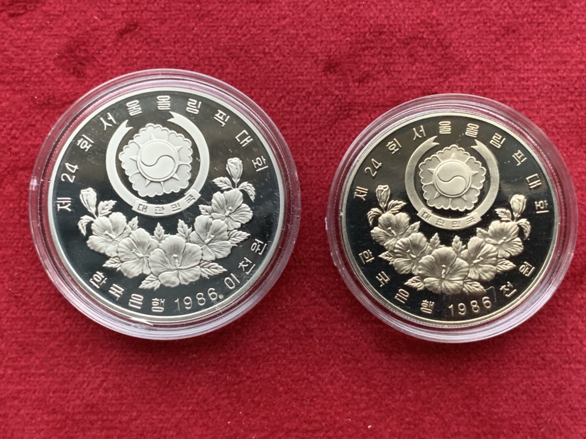 《竞宝斋》第113场-周日，周一 ，2场连拍（全场包邮） 韩国 1988年汉城奥运会 1000+2000韩元2枚装精制套币 原盒原整书