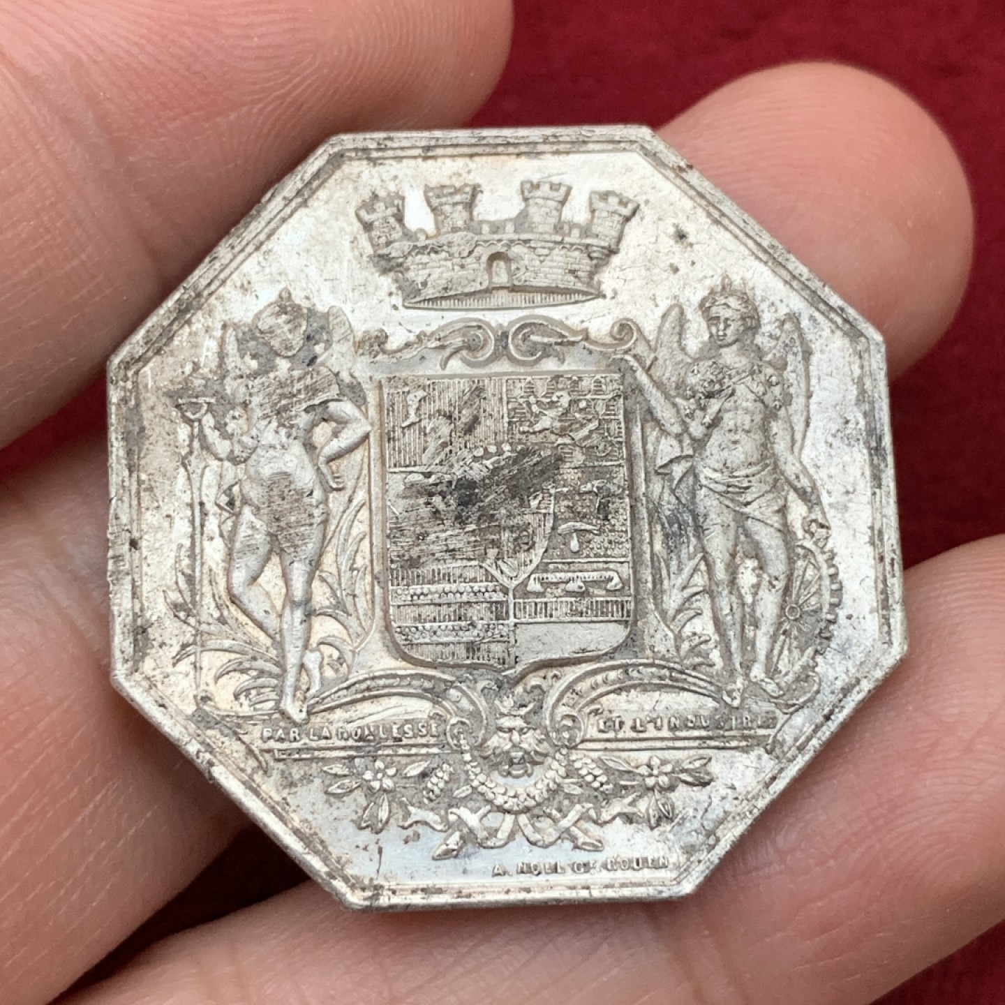 《竞宝斋》第113场-周日，周一 ，2场连拍（全场包邮） 法国19世纪八角jeton银质代币，重量22.6g，直径对边34.5mm，银霜感，边铭丰饶角AR，双天使左边有面部有损 细节见图