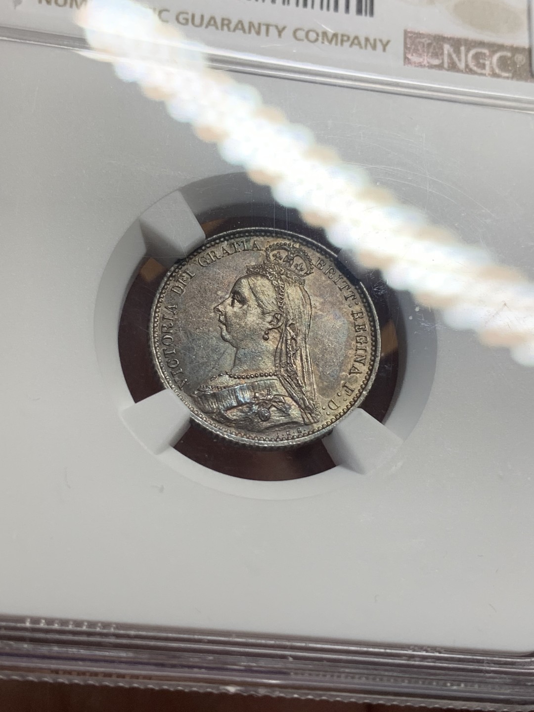 《竞宝斋》第113场-周日，周一 ，2场连拍（全场包邮） NGC MS63 英国1887年维多利亚高冠6便士银币盾牌版原光深五彩