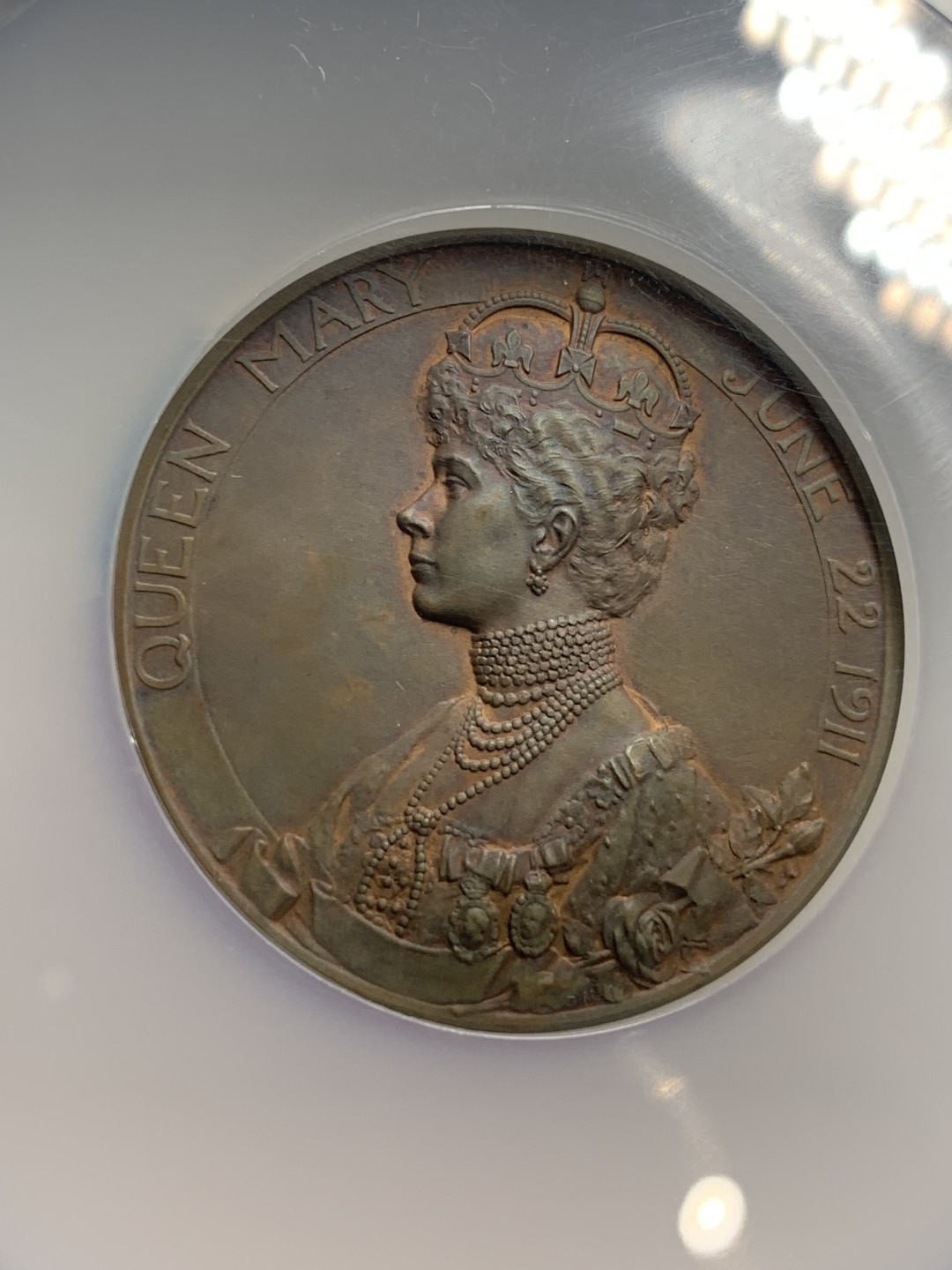 《竞宝斋》第113场-周日，周一 ，2场连拍（全场包邮） NGC-MS62 1911年英国乔治五世加冕纪念章带原盒，状态好，有点低评 大盒封装