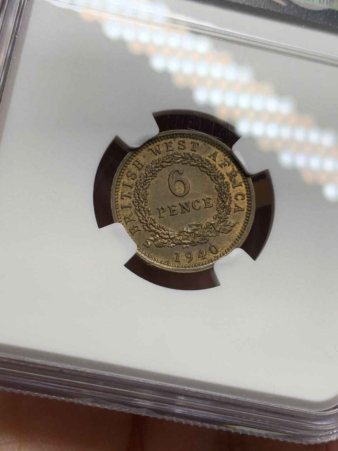 《竞宝斋》第113场-周日，周一 ，2场连拍（全场包邮） NGC-MS62 英属西非 1940年 乔六6便士黄铜币 亚军分