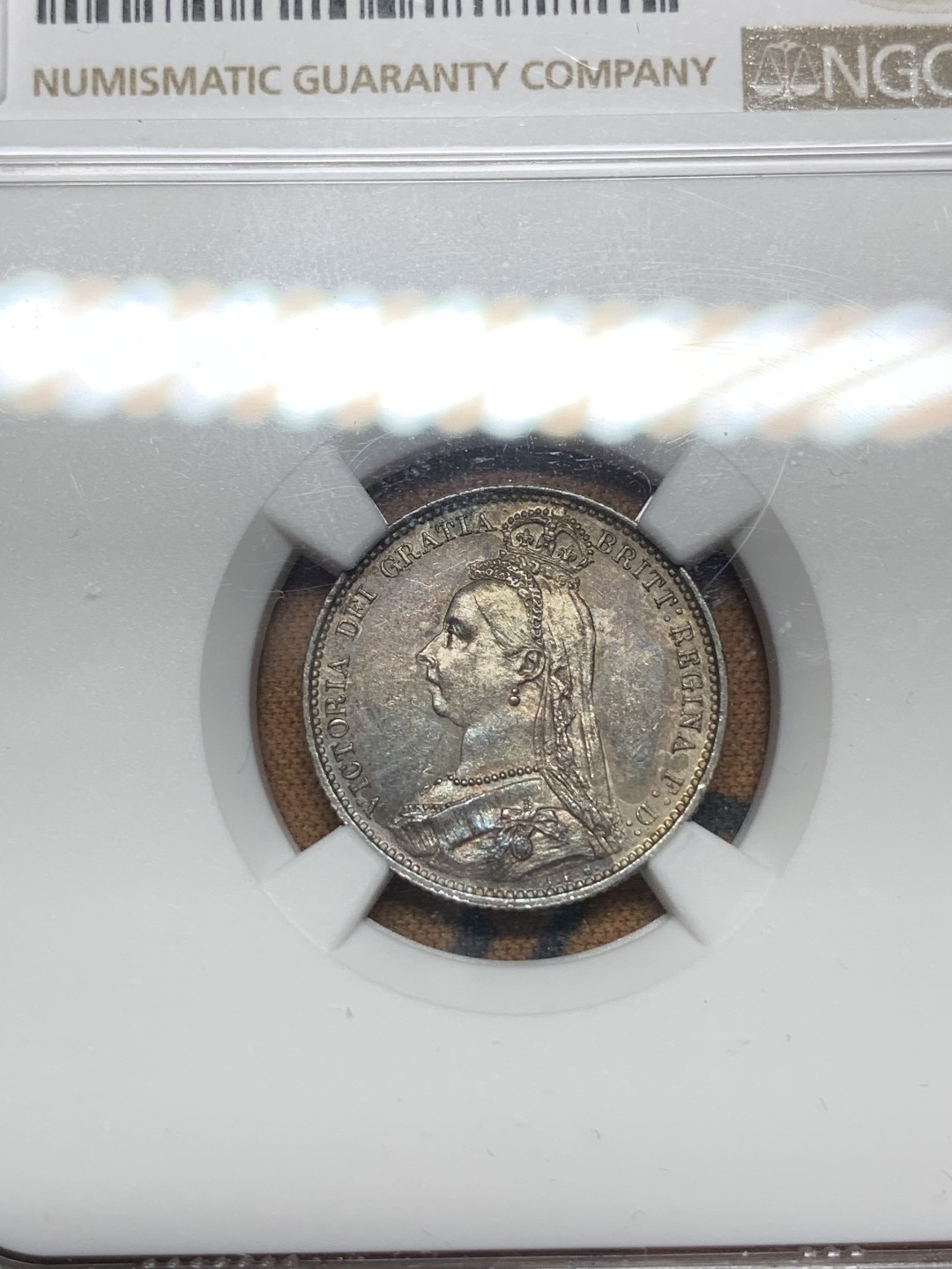 《竞宝斋》第113场-周日，周一 ，2场连拍（全场包邮） NGC MS63 英国1887年维多利亚高冠6便士银币盾牌版原光深五彩