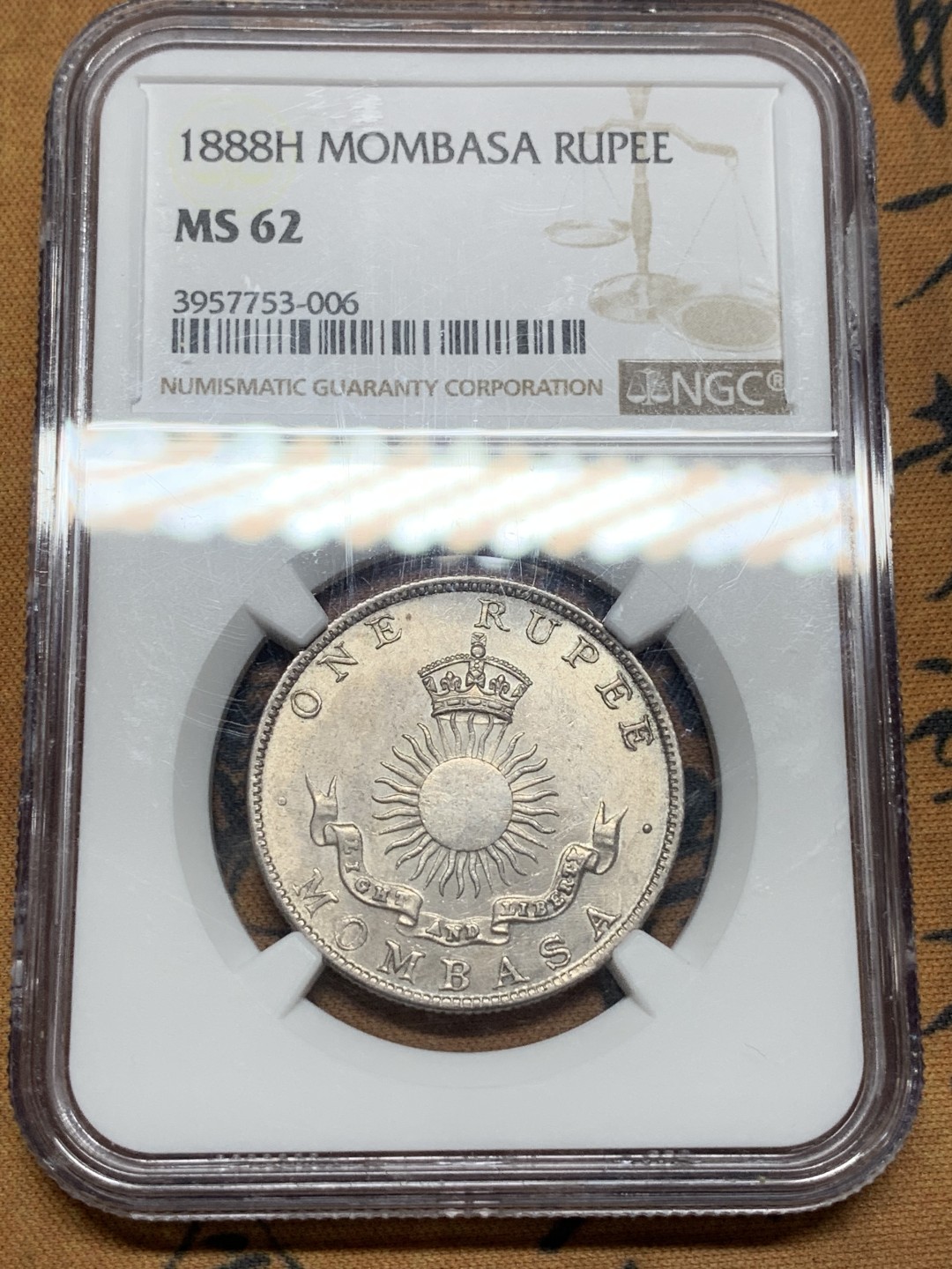 《竞宝斋》第113场-周日，周一 ，2场连拍（全场包邮） NGC-MS62 1888年蒙巴萨1卢比银币少见MS 蒙巴萨是肯尼亚最大的港口，郑和下西洋最远到达的地方，大热门，吉祥年份，浅灰色包浆，状态佳