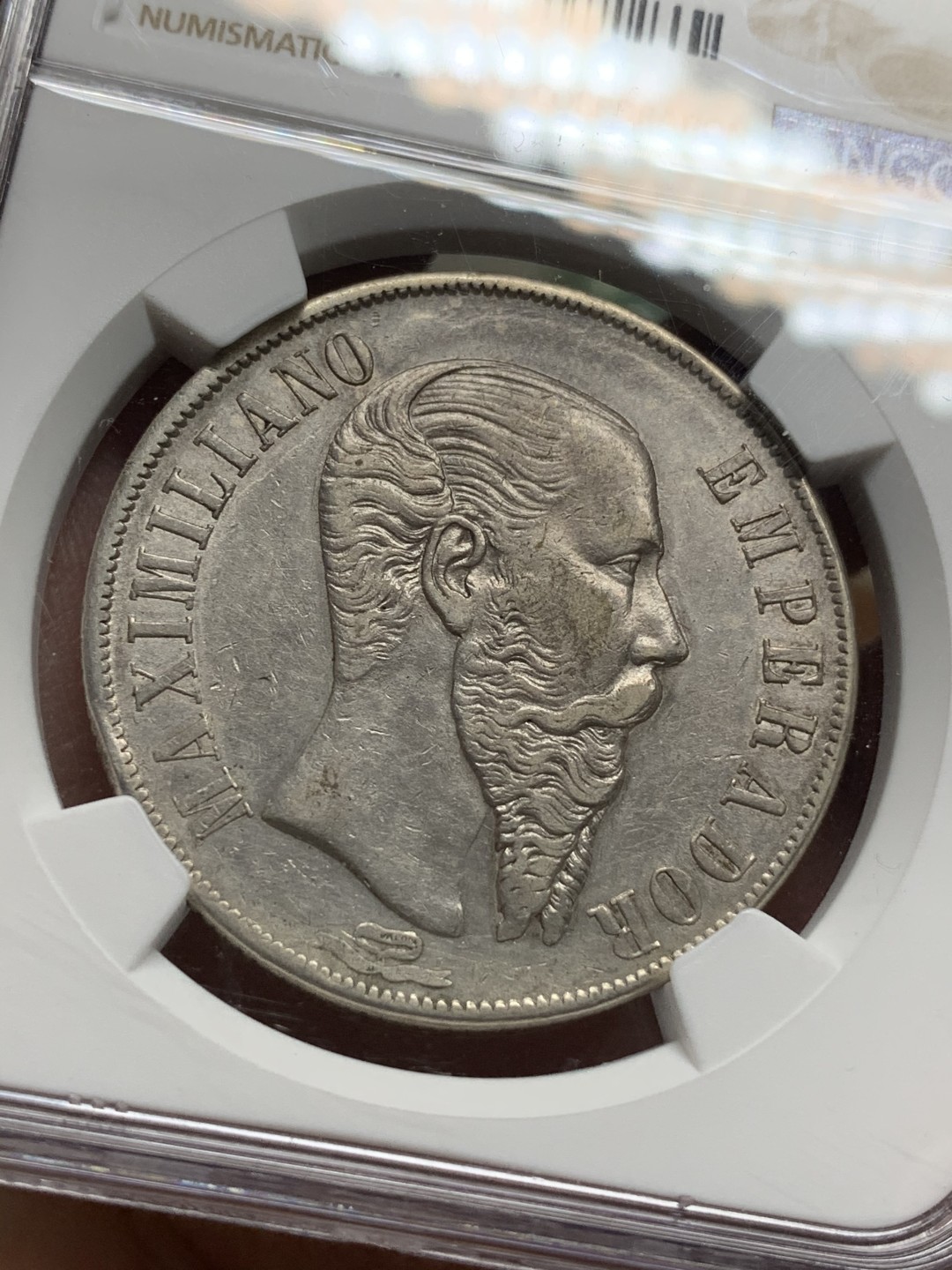 《竞宝斋》第113场-周日，周一 ，2场连拍（全场包邮） NGC AU 墨西哥 1866年 末代马克西米利安一世 1比索大银币 只有在位2年 非常难得AU 只有34岁的年纪雕刻出了64岁的神态