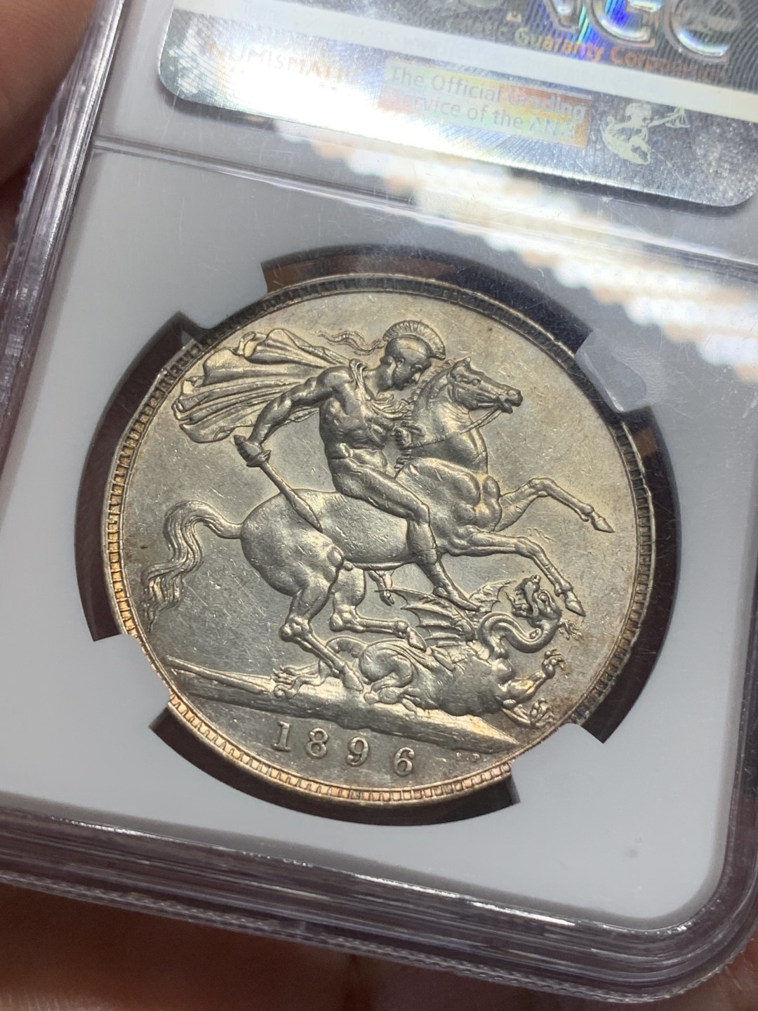 《竞宝斋》第113场-周日，周一 ，2场连拍（全场包邮） 英国 1896年 NGC AU50 维多利亚女王 披纱马剑 1克朗 LX版，传世黄油彩 状态好