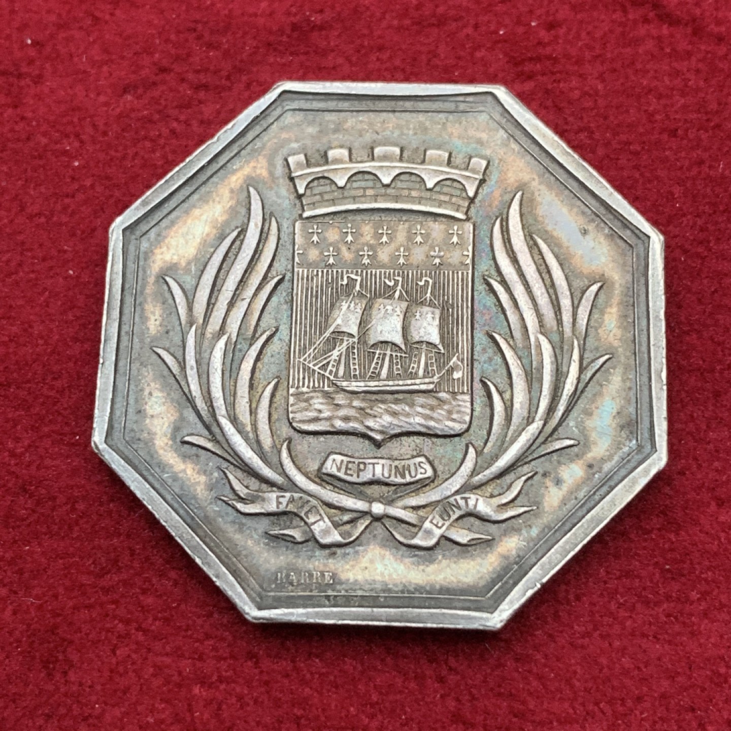 《竞宝斋》第113场-周日，周一 ，2场连拍（全场包邮） 法国19世纪八角jeton 银质代币，重量13.1g，直径对边30mm，红蓝幻彩原味，蜜蜂AR，南特（法国西部港口）