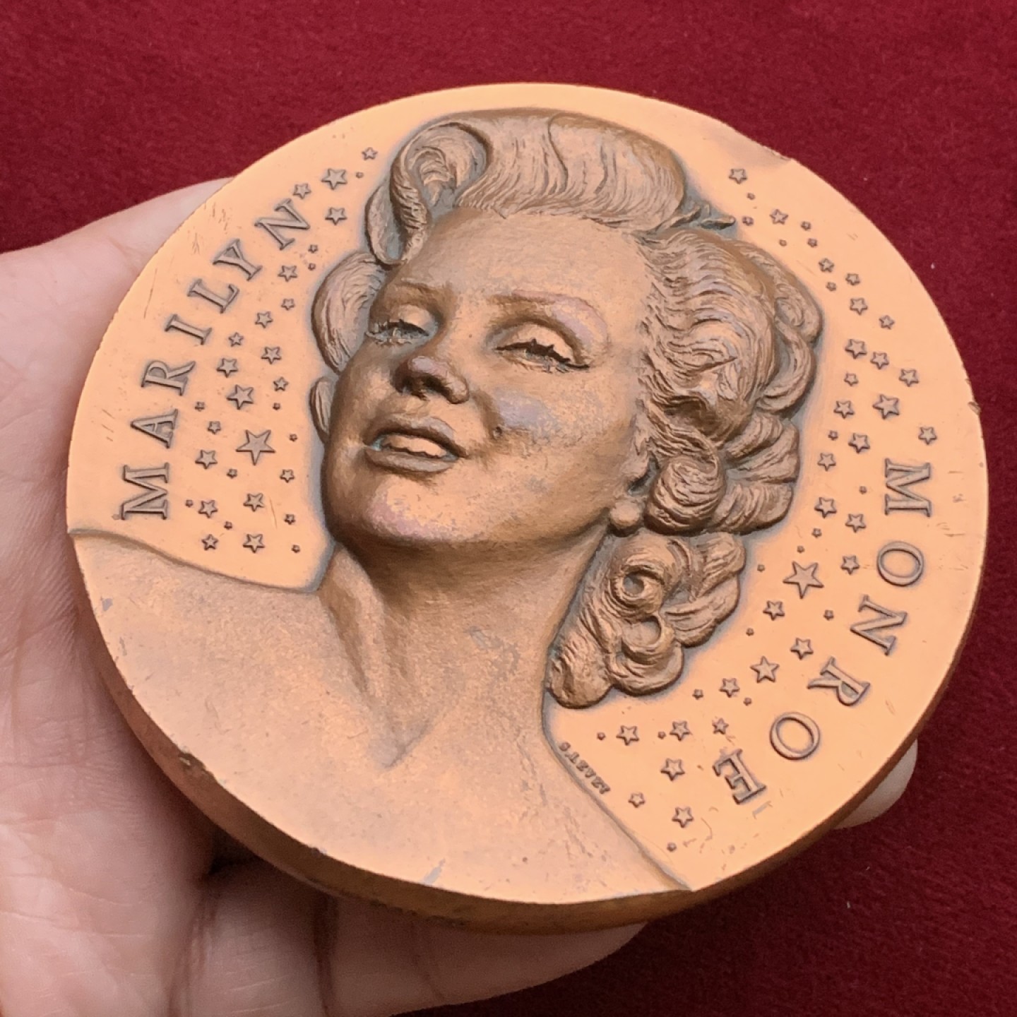 《竞宝斋》第113场-周日，周一 ，2场连拍（全场包邮） 玛丽莲.梦露纪念大铜章，90mm巨大尺寸，精美超高浮雕。巴黎造币厂出品，紫铜限量版，发行仅100枚，此枚编号67。铭刻记录下的美人，绝代风华