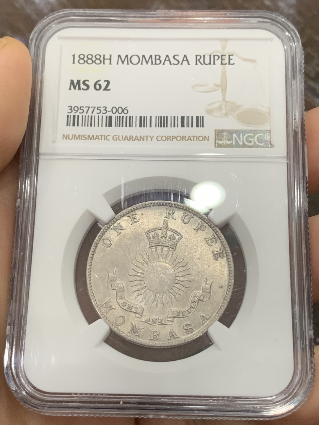 《竞宝斋》第113场-周日，周一 ，2场连拍（全场包邮） NGC-MS62 1888年蒙巴萨1卢比银币少见MS 蒙巴萨是肯尼亚最大的港口，郑和下西洋最远到达的地方，大热门，吉祥年份，浅灰色包浆，状态佳