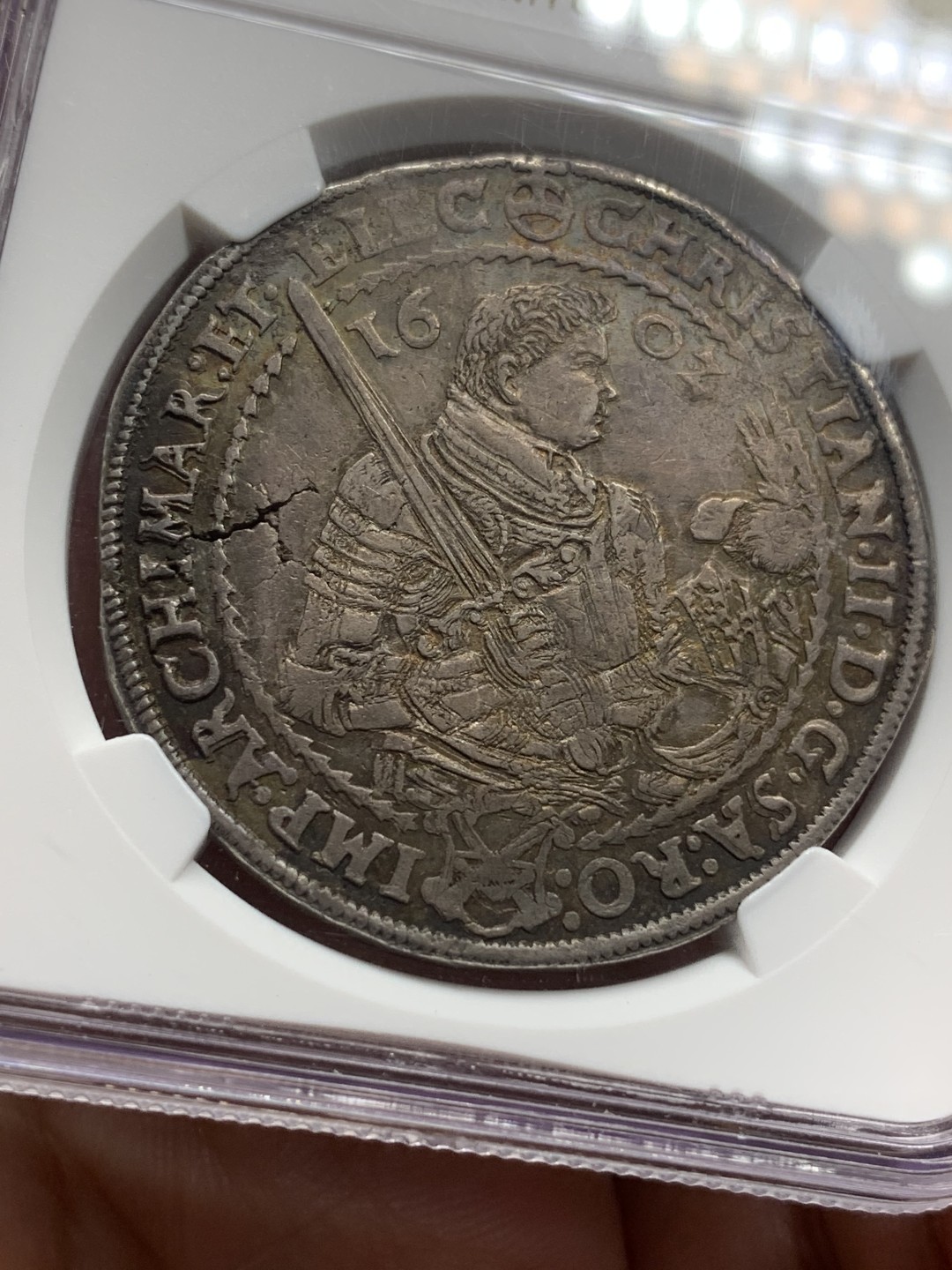 《竞宝斋》第113场-周日，周一 ，2场连拍（全场包邮） NGC AU50德国萨克森1602年三兄弟武士剑老泰勒 银币 深彩包浆细节非常好