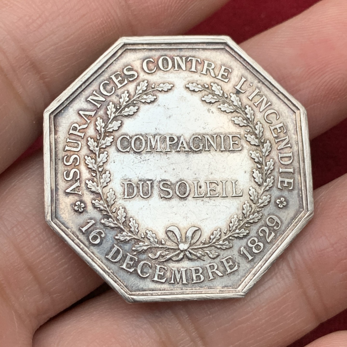 《竞宝斋》第113场-周日，周一 ，2场连拍（全场包邮） 法国19世纪八角jeton银质代币，重量19.8g，直径对边35mm，底板干净白亮大颗粒，丰饶角AR，太阳公司火灾保险，浮雕感优质