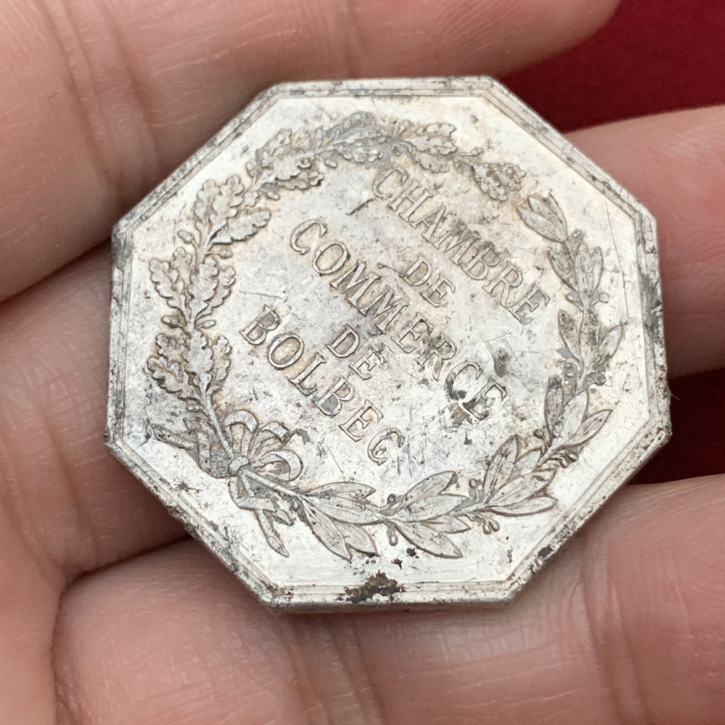 《竞宝斋》第113场-周日，周一 ，2场连拍（全场包邮） 法国19世纪八角jeton银质代币，重量22.6g，直径对边34.5mm，银霜感，边铭丰饶角AR，双天使左边有面部有损 细节见图