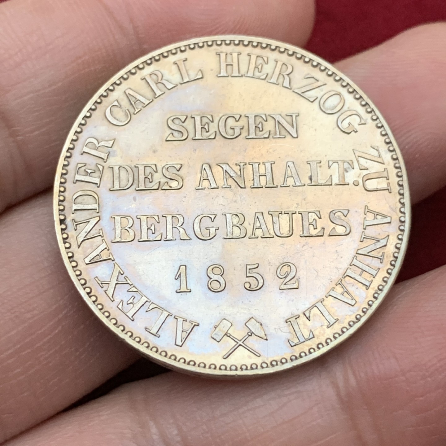 《竞宝斋》第113场-周日，周一 ，2场连拍（全场包邮） 德国 1852年 小熊爬墙1泰勒大银币（比较好的年份，铸造量仅1万枚） 热门品种，整体细节很棒