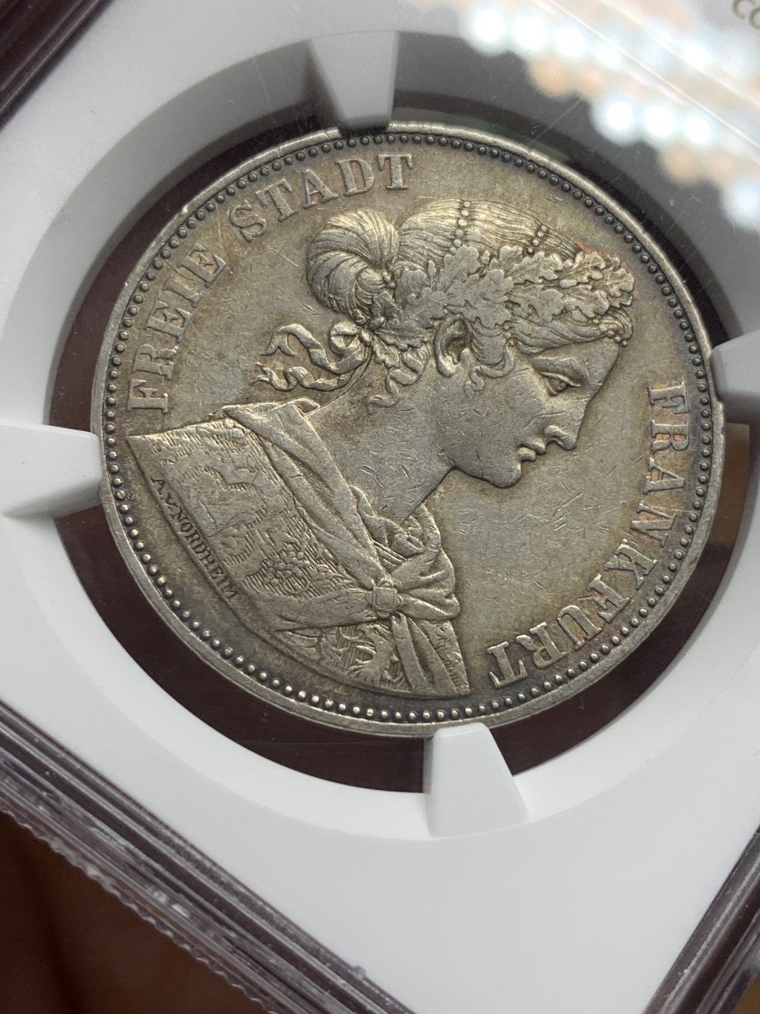 《竞宝斋》第113场-周日，周一 ，2场连拍（全场包邮） NGC-AU53 德国 1865年法兰克福少女泰勒银币原味包浆 背面五彩