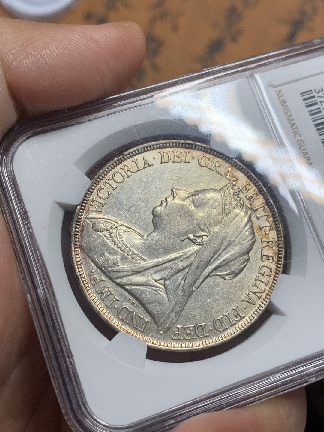 《竞宝斋》第113场-周日，周一 ，2场连拍（全场包邮） 英国 1896年 NGC AU50 维多利亚女王 披纱马剑 1克朗 LX版，传世黄油彩 状态好