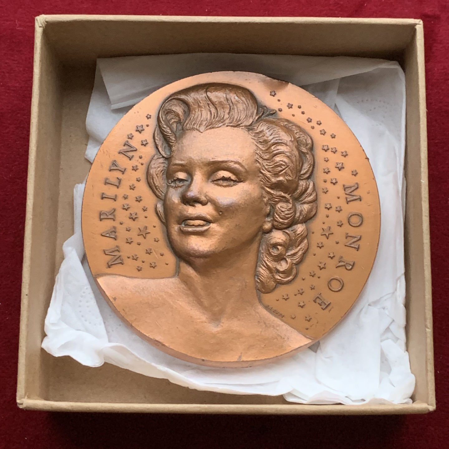 《竞宝斋》第113场-周日，周一 ，2场连拍（全场包邮） 玛丽莲.梦露纪念大铜章，90mm巨大尺寸，精美超高浮雕。巴黎造币厂出品，紫铜限量版，发行仅100枚，此枚编号67。铭刻记录下的美人，绝代风华