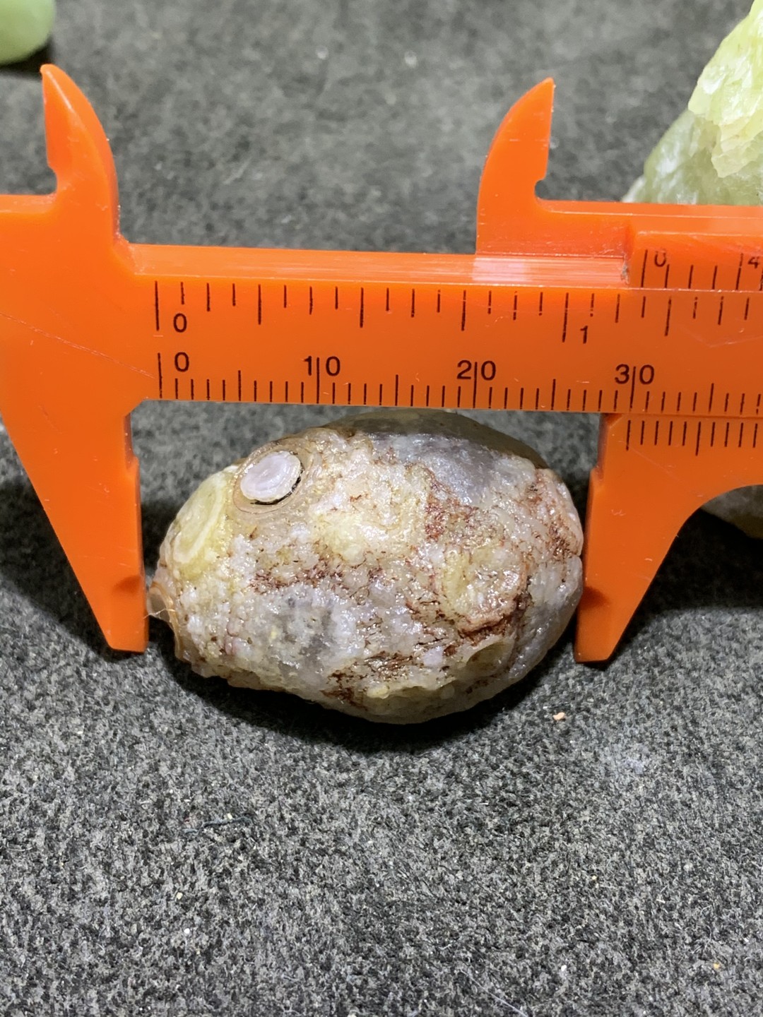 精美高玉化外蒙眼石原石一颗，仅此一颗，孤品上拍，