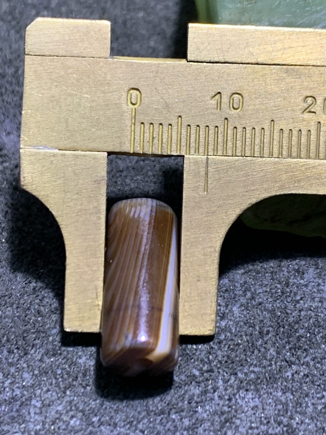 千层纹缠丝玛瑙通货直桶，随形桶珠一个，