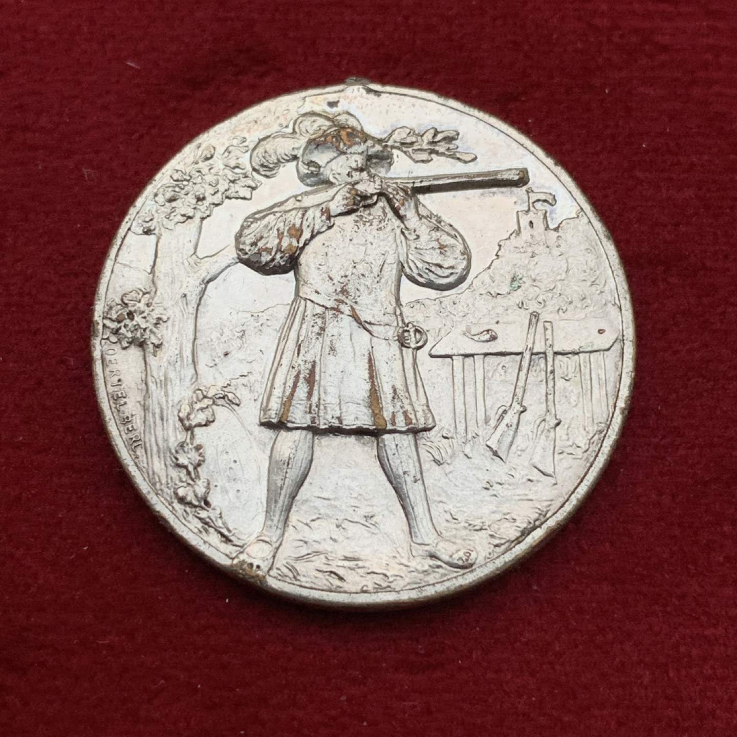 《竞宝斋》第113场-周日，周一 ，2场连拍（全场包邮） 法国 希兹夫 长枪设计协会 射击协会 章  像是铜镀银 31mm直径 细节见图