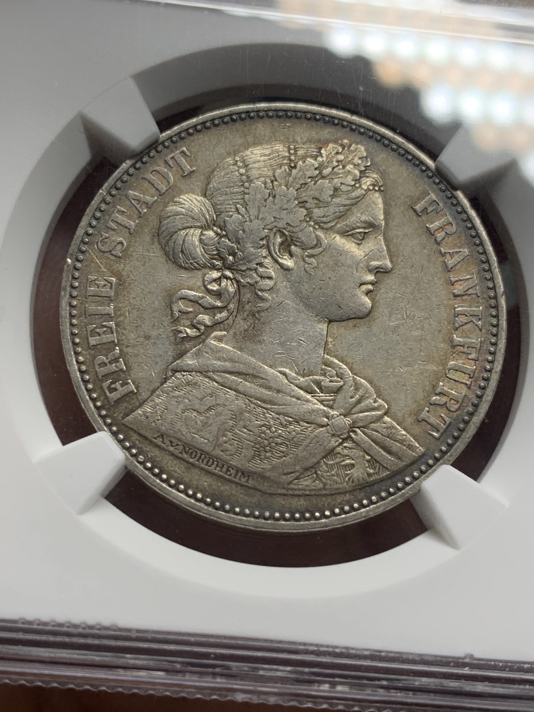 《竞宝斋》第113场-周日，周一 ，2场连拍（全场包邮） NGC-AU53 德国 1865年法兰克福少女泰勒银币原味包浆 背面五彩