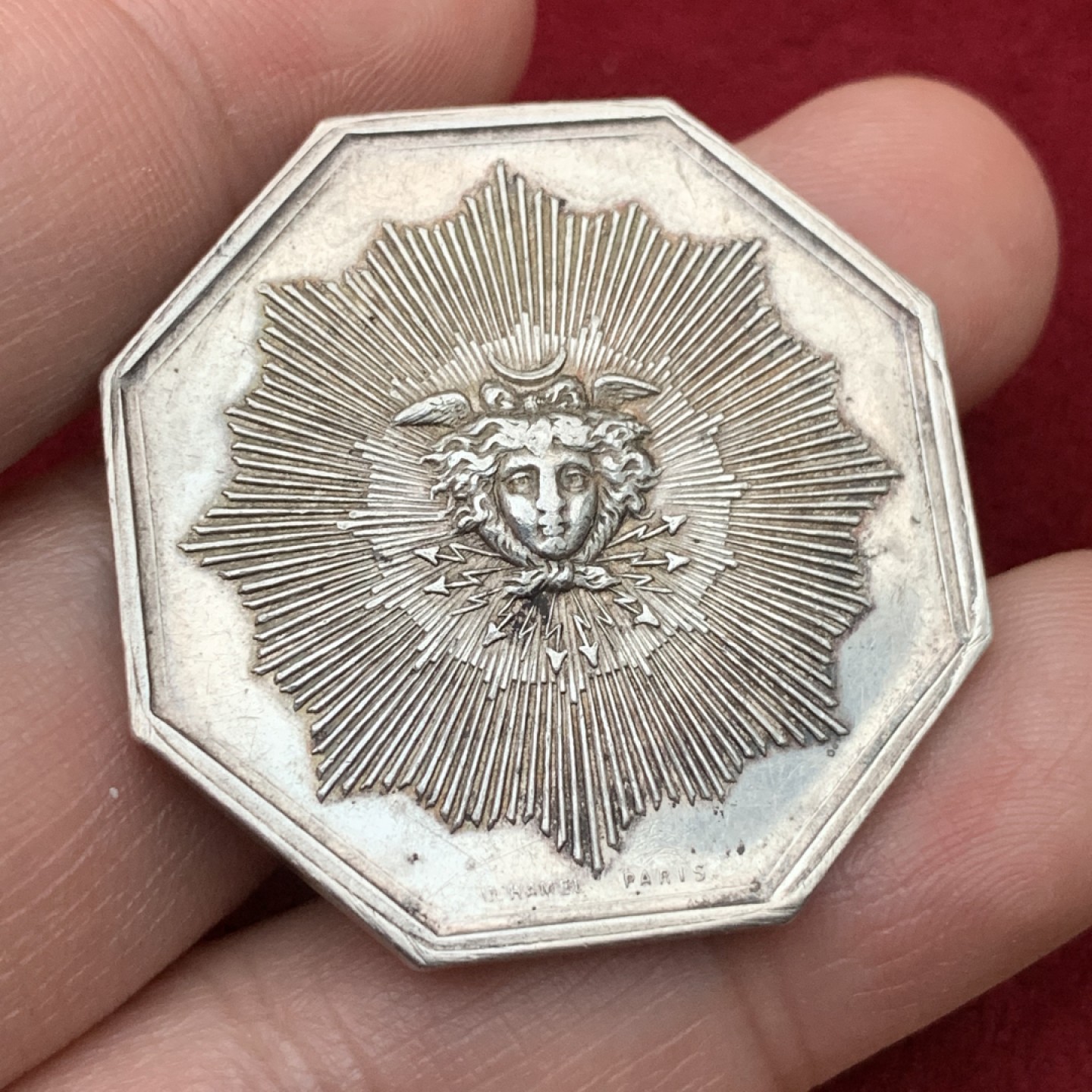 《竞宝斋》第113场-周日，周一 ，2场连拍（全场包邮） 法国19世纪八角jeton银质代币，重量19.8g，直径对边35mm，底板干净白亮大颗粒，丰饶角AR，太阳公司火灾保险，浮雕感优质