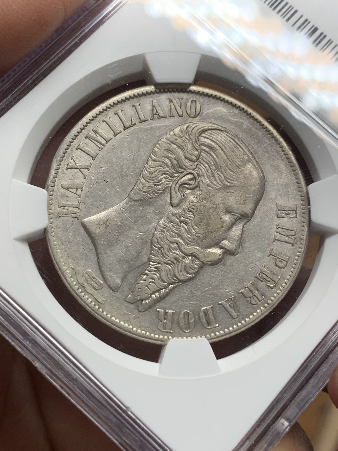 《竞宝斋》第113场-周日，周一 ，2场连拍（全场包邮） NGC AU 墨西哥 1866年 末代马克西米利安一世 1比索大银币 只有在位2年 非常难得AU 只有34岁的年纪雕刻出了64岁的神态