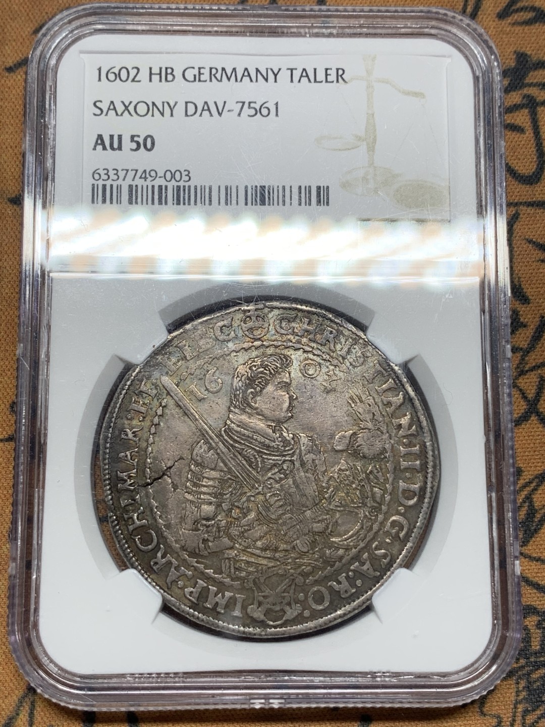 《竞宝斋》第113场-周日，周一 ，2场连拍（全场包邮） NGC AU50德国萨克森1602年三兄弟武士剑老泰勒 银币 深彩包浆细节非常好