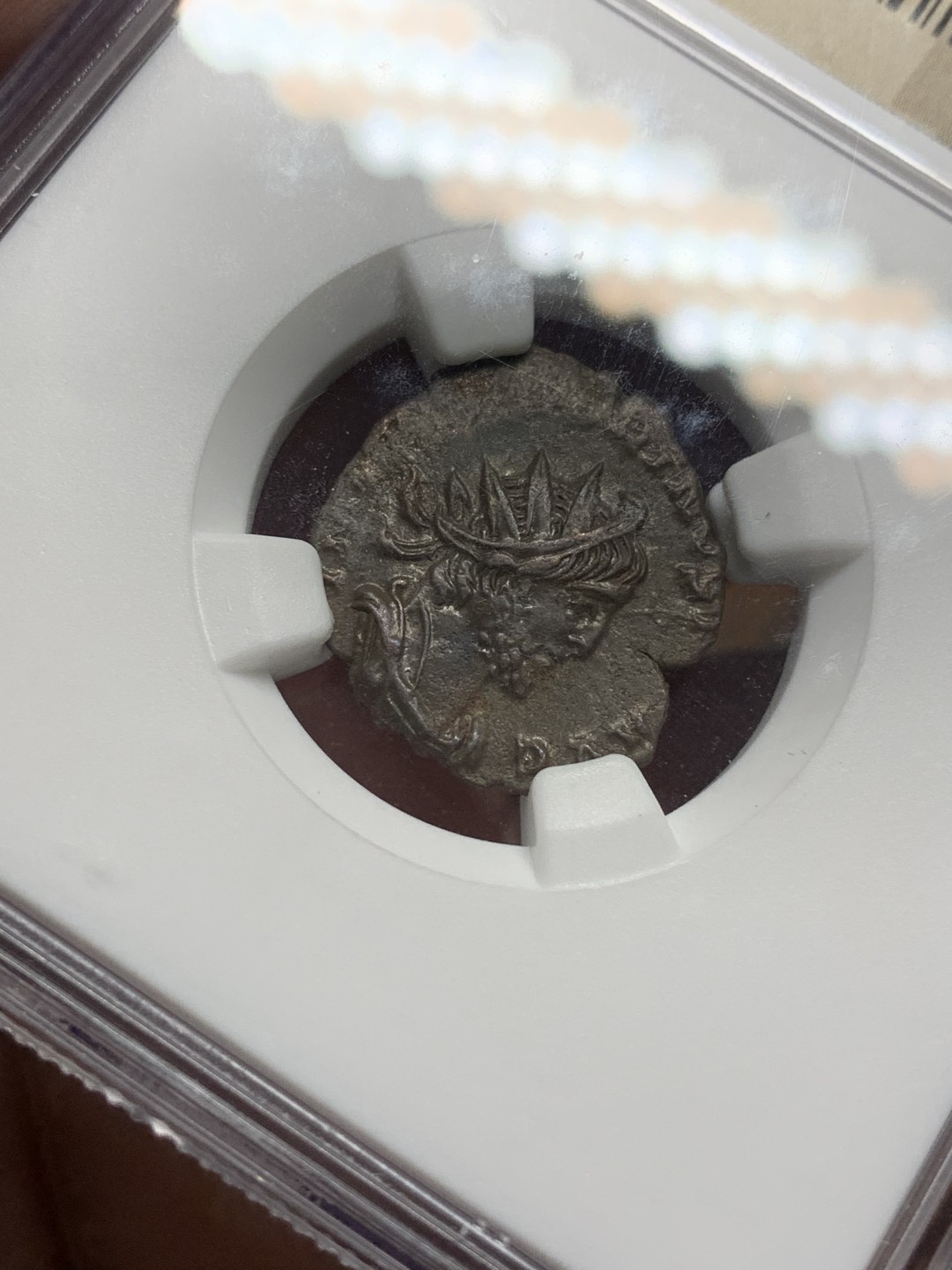 《竞宝斋》第113场-周日，周一 ，2场连拍（全场包邮） NGC-XF 古罗马 维克托利努斯铜币 短暂的高卢帝国。正面为皇帝头像，背幸运女神。细节打制极佳，胡须发丝清晰。N盒古罗马，入盒不易