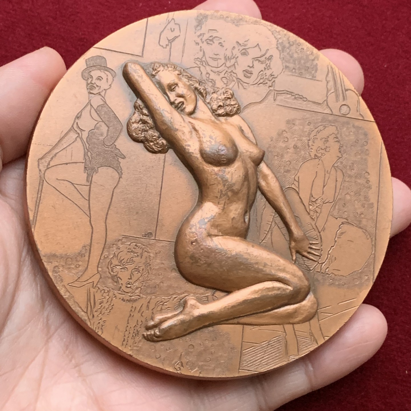 《竞宝斋》第113场-周日，周一 ，2场连拍（全场包邮） 玛丽莲.梦露纪念大铜章，90mm巨大尺寸，精美超高浮雕。巴黎造币厂出品，紫铜限量版，发行仅100枚，此枚编号67。铭刻记录下的美人，绝代风华