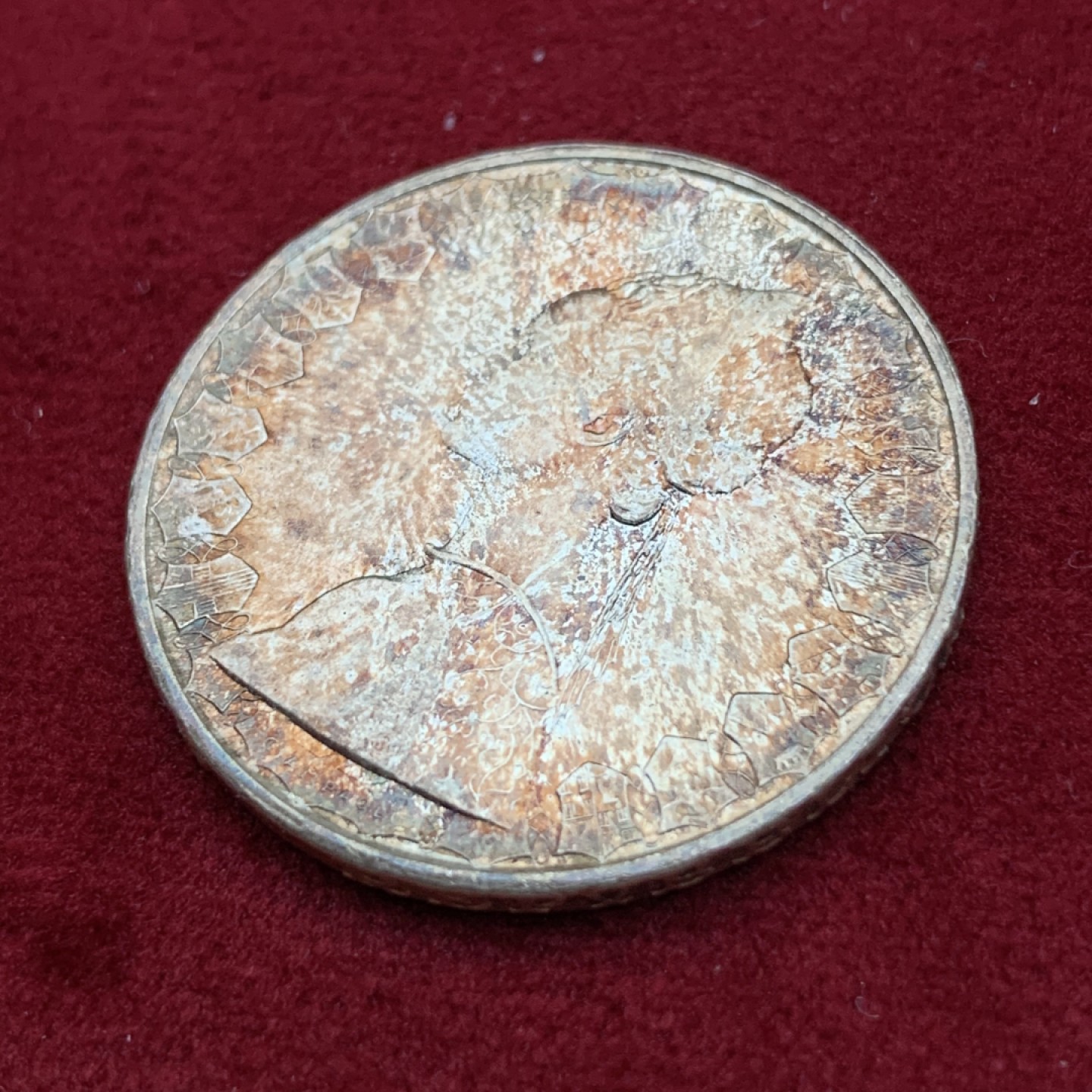 《竞宝斋》第113场-周日，周一 ，2场连拍（全场包邮） 意大利1966年美女500里拉银币，经典品种，BU品相。转光流畅，非常难得的绚丽彩浆