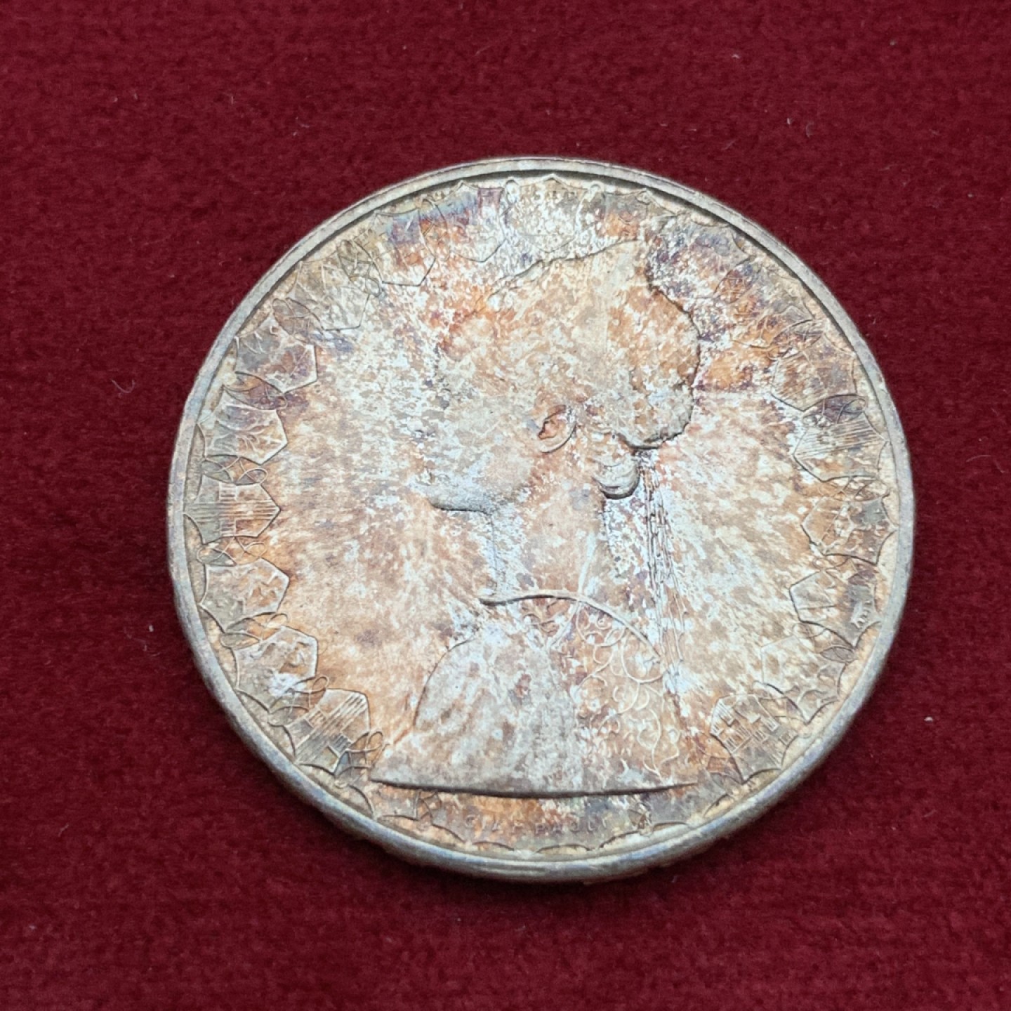 《竞宝斋》第113场-周日，周一 ，2场连拍（全场包邮） 意大利1966年美女500里拉银币，经典品种，BU品相。转光流畅，非常难得的绚丽彩浆