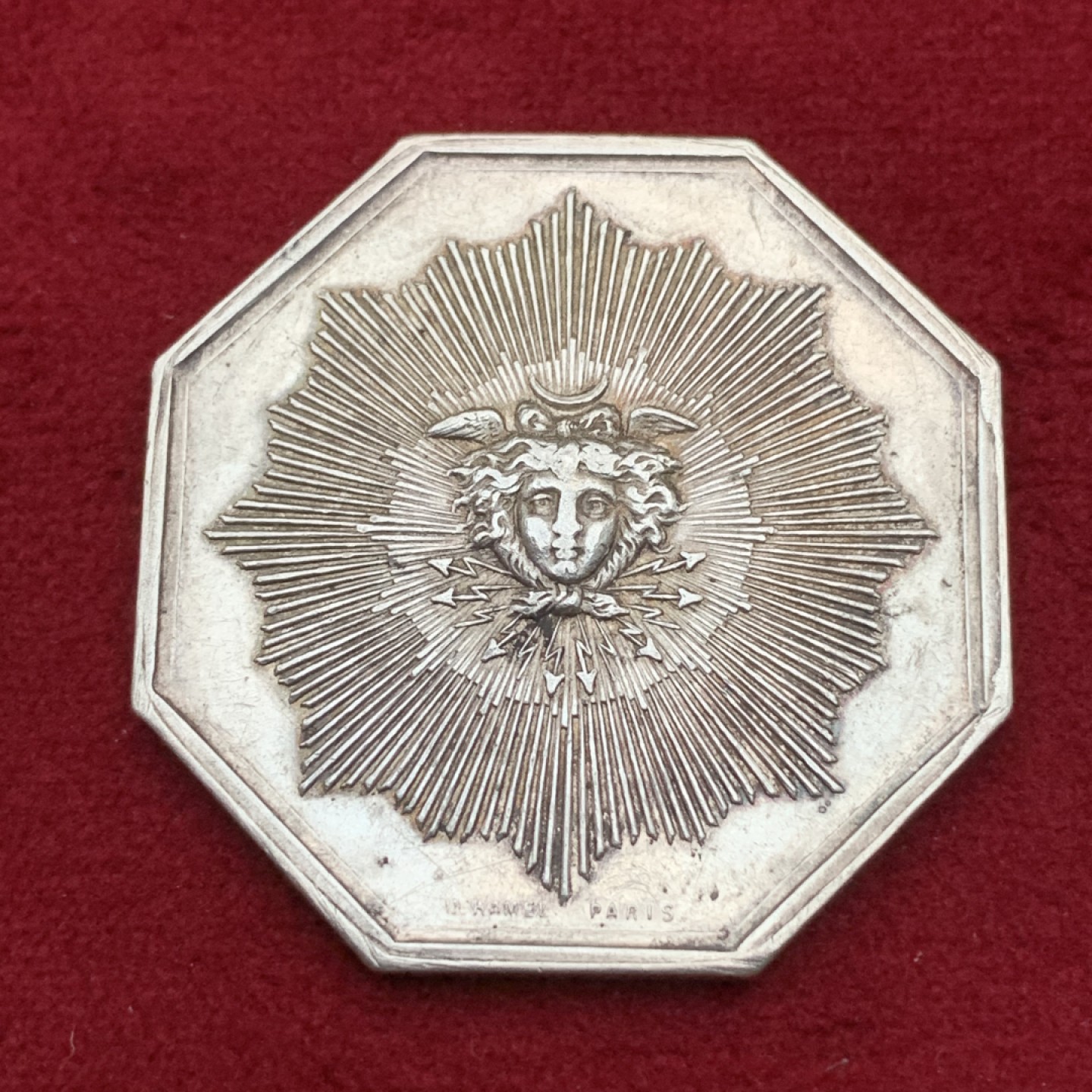 《竞宝斋》第113场-周日，周一 ，2场连拍（全场包邮） 法国19世纪八角jeton银质代币，重量19.8g，直径对边35mm，底板干净白亮大颗粒，丰饶角AR，太阳公司火灾保险，浮雕感优质