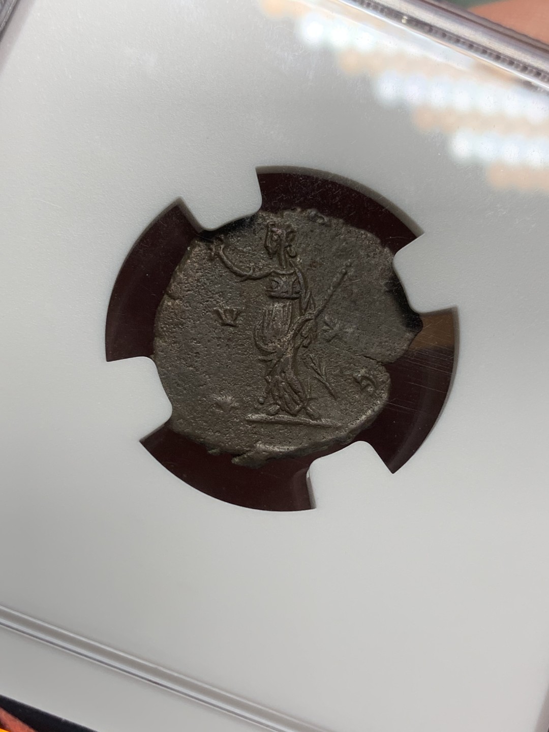 《竞宝斋》第113场-周日，周一 ，2场连拍（全场包邮） NGC-XF 古罗马 维克托利努斯铜币 短暂的高卢帝国。正面为皇帝头像，背幸运女神。细节打制极佳，胡须发丝清晰。N盒古罗马，入盒不易