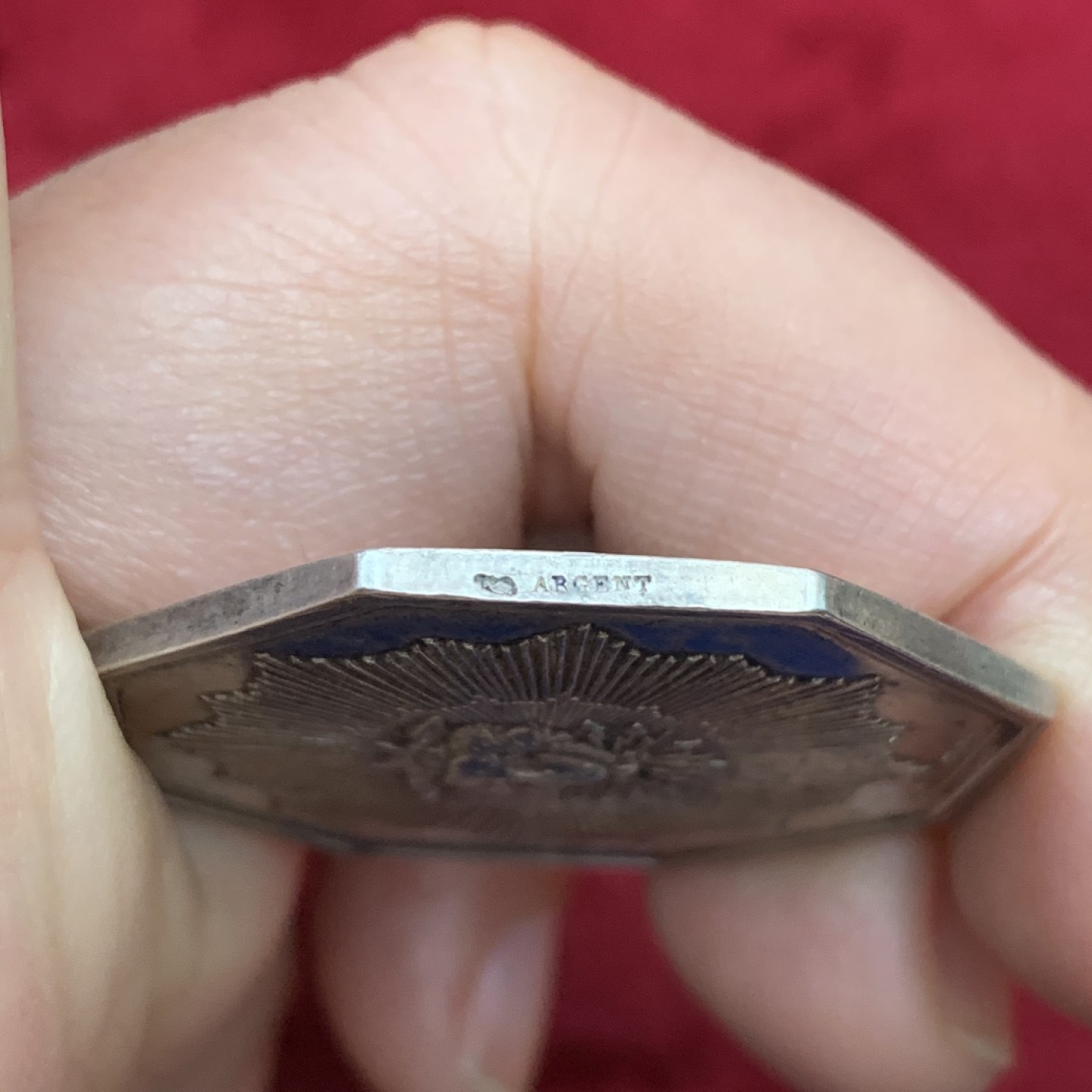 《竞宝斋》第113场-周日，周一 ，2场连拍（全场包邮） 法国19世纪八角jeton银质代币，重量19.8g，直径对边35mm，底板干净白亮大颗粒，丰饶角AR，太阳公司火灾保险，浮雕感优质