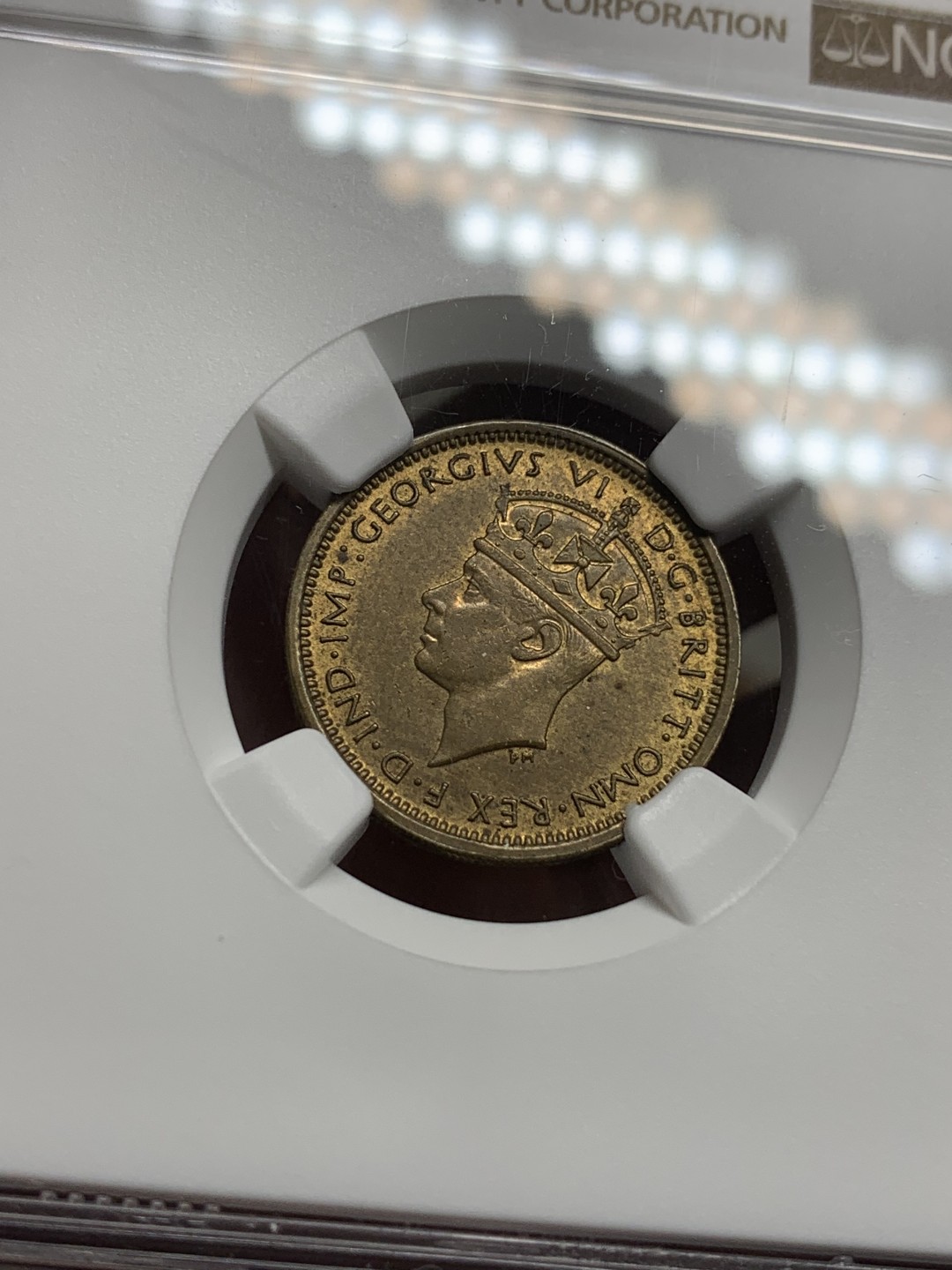 《竞宝斋》第113场-周日，周一 ，2场连拍（全场包邮） NGC-MS62 英属西非 1940年 乔六6便士黄铜币 亚军分