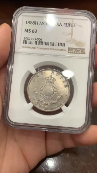 《竞宝斋》第113场-周日，周一 ，2场连拍（全场包邮） NGC-MS62 1888年蒙巴萨1卢比银币少见MS 蒙巴萨是肯尼亚最大的港口，郑和下西洋最远到达的地方，大热门，吉祥年份，浅灰色包浆，状态佳