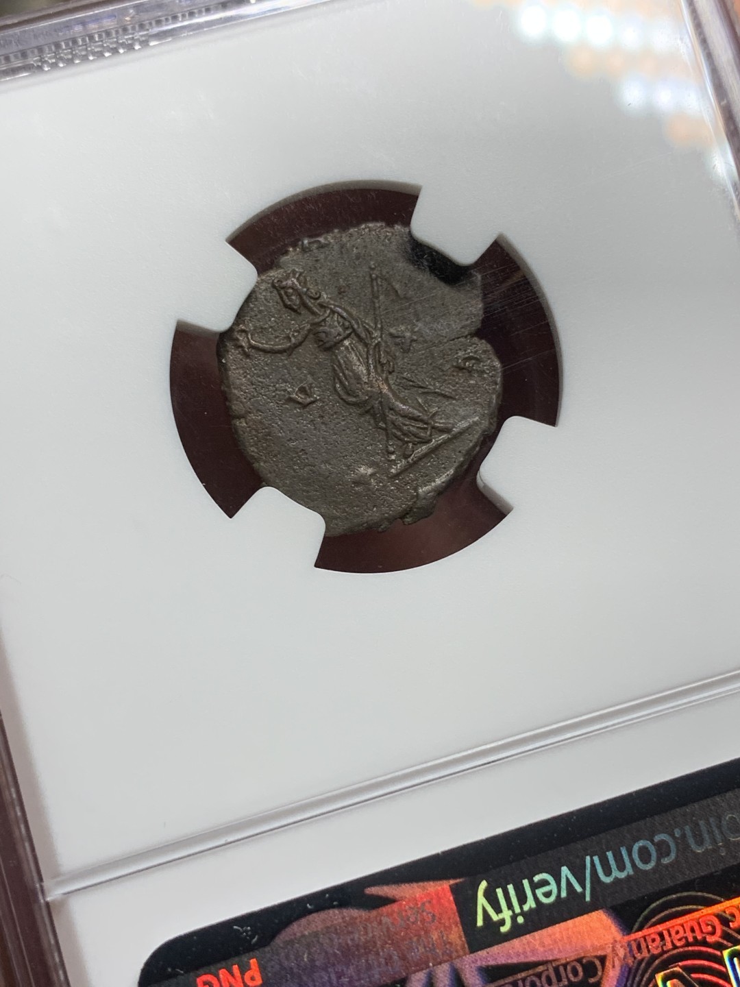 《竞宝斋》第113场-周日，周一 ，2场连拍（全场包邮） NGC-XF 古罗马 维克托利努斯铜币 短暂的高卢帝国。正面为皇帝头像，背幸运女神。细节打制极佳，胡须发丝清晰。N盒古罗马，入盒不易