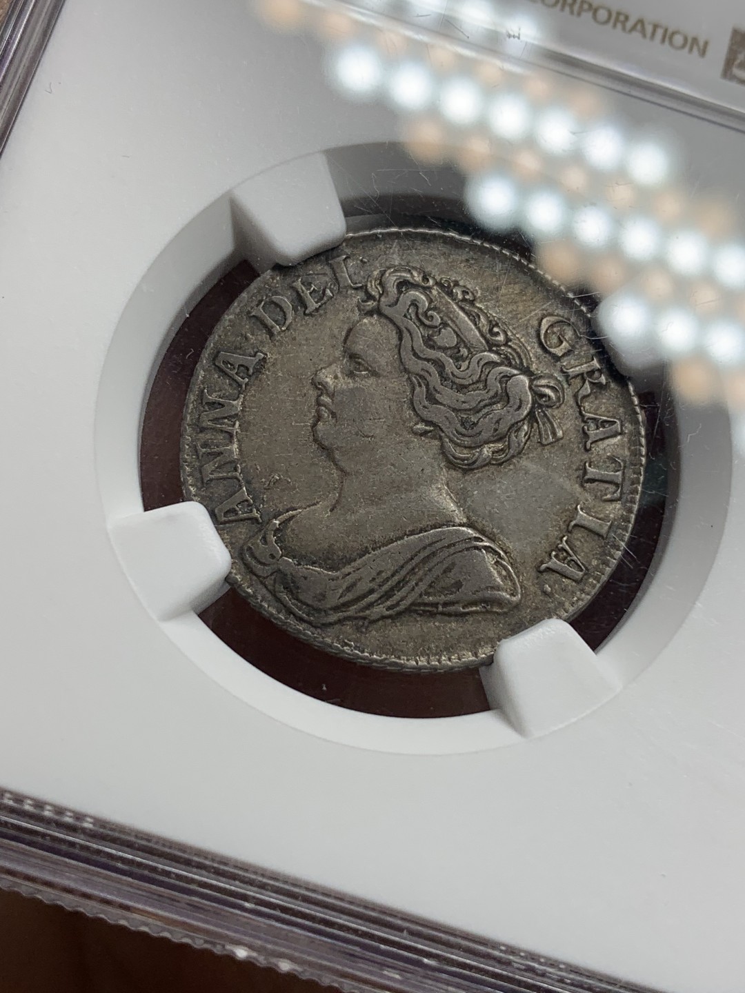 《竞宝斋》第113场-周日，周一 ，2场连拍（全场包邮） NGC-XF40 英国 1711年 安妮女王1先令银币 女王发丝细节尚存，图案文字打制清晰。18年P盒同分sbp含佣204美元成交，英系经典品种